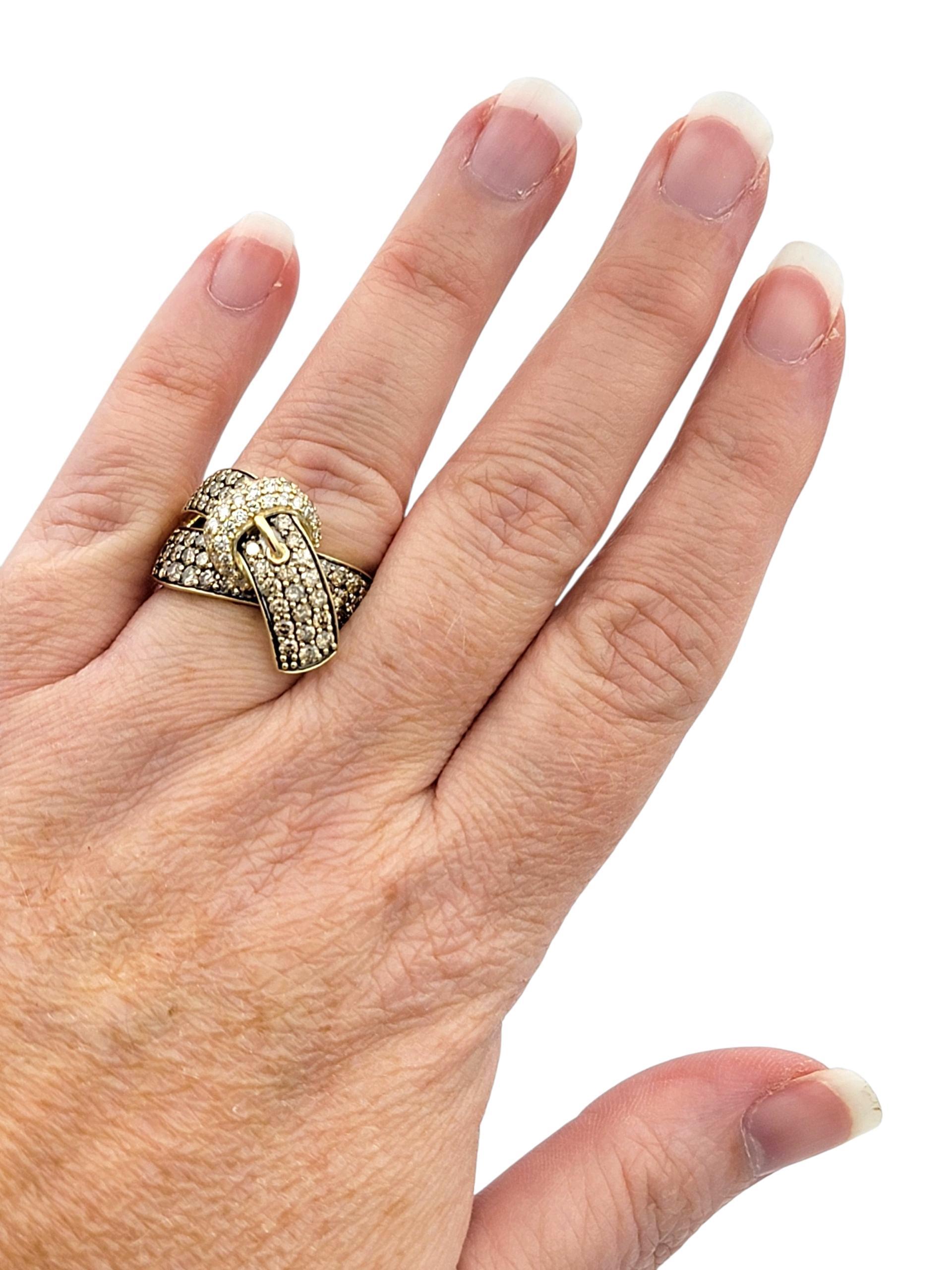 Anillo de oro de 14 quilates con pavé de chocolate y hebilla de diamantes blancos Le Vian en venta 4