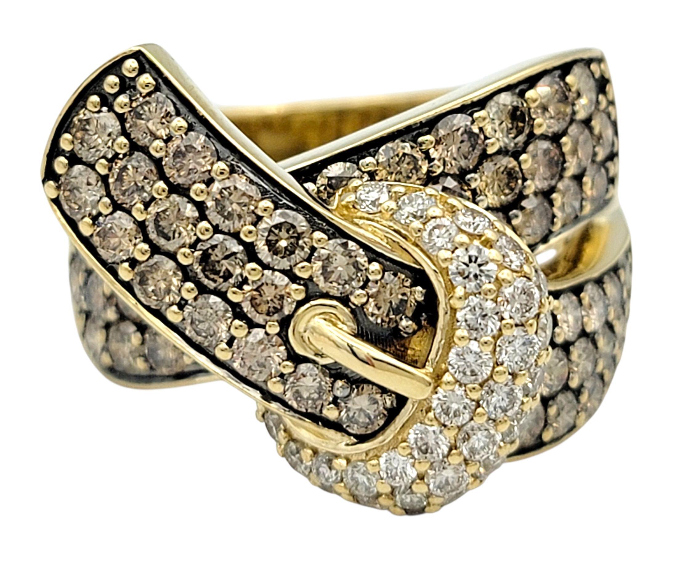 Este anillo de diamantes Le Vian deslumbra con un escultural diseño de hebilla que irradia elegancia contemporánea. Elaborado en oro amarillo de 14 quilates, el anillo presenta un amplio pavé de diamantes champán y blancos que resplandecen en cada