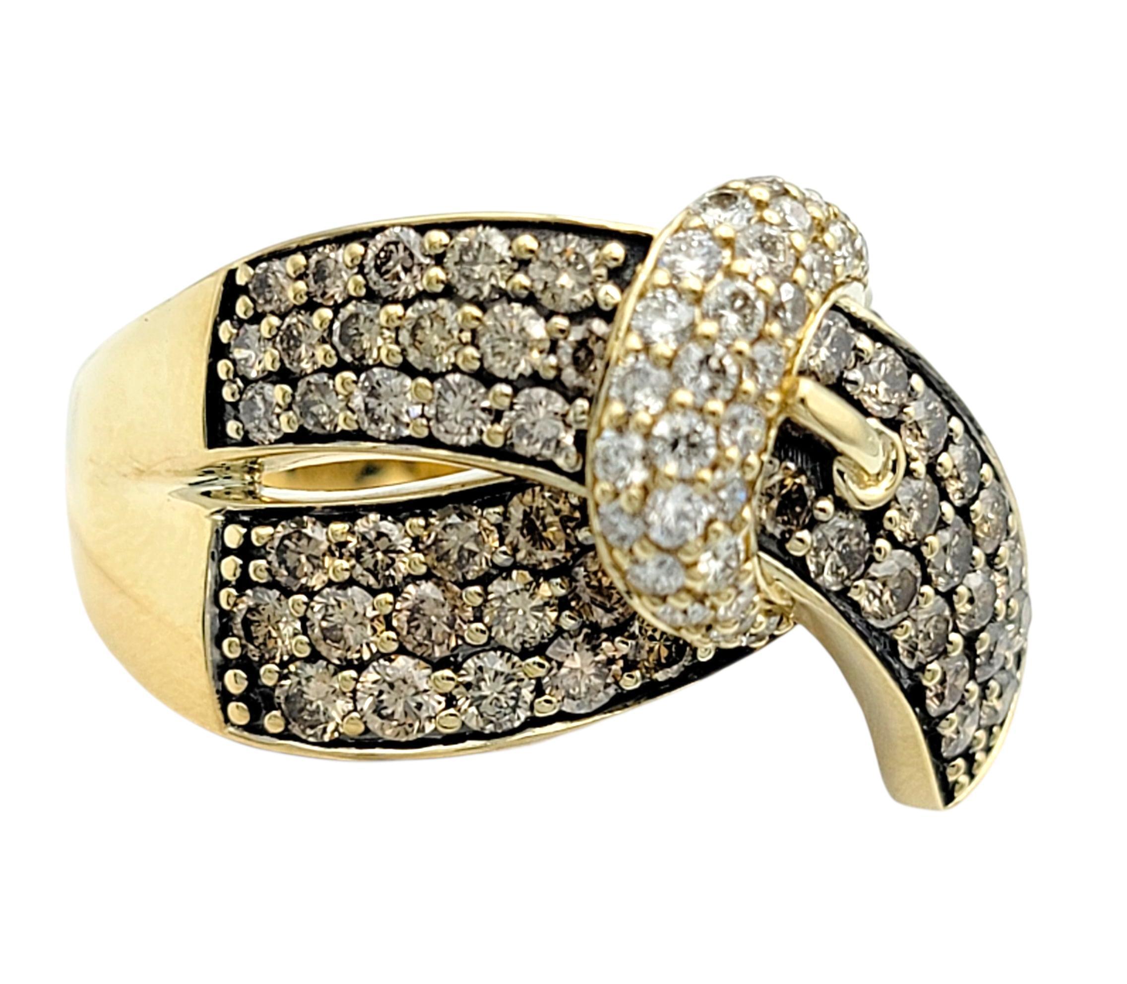 Anillo de oro de 14 quilates con pavé de chocolate y hebilla de diamantes blancos Le Vian Contemporáneo en venta