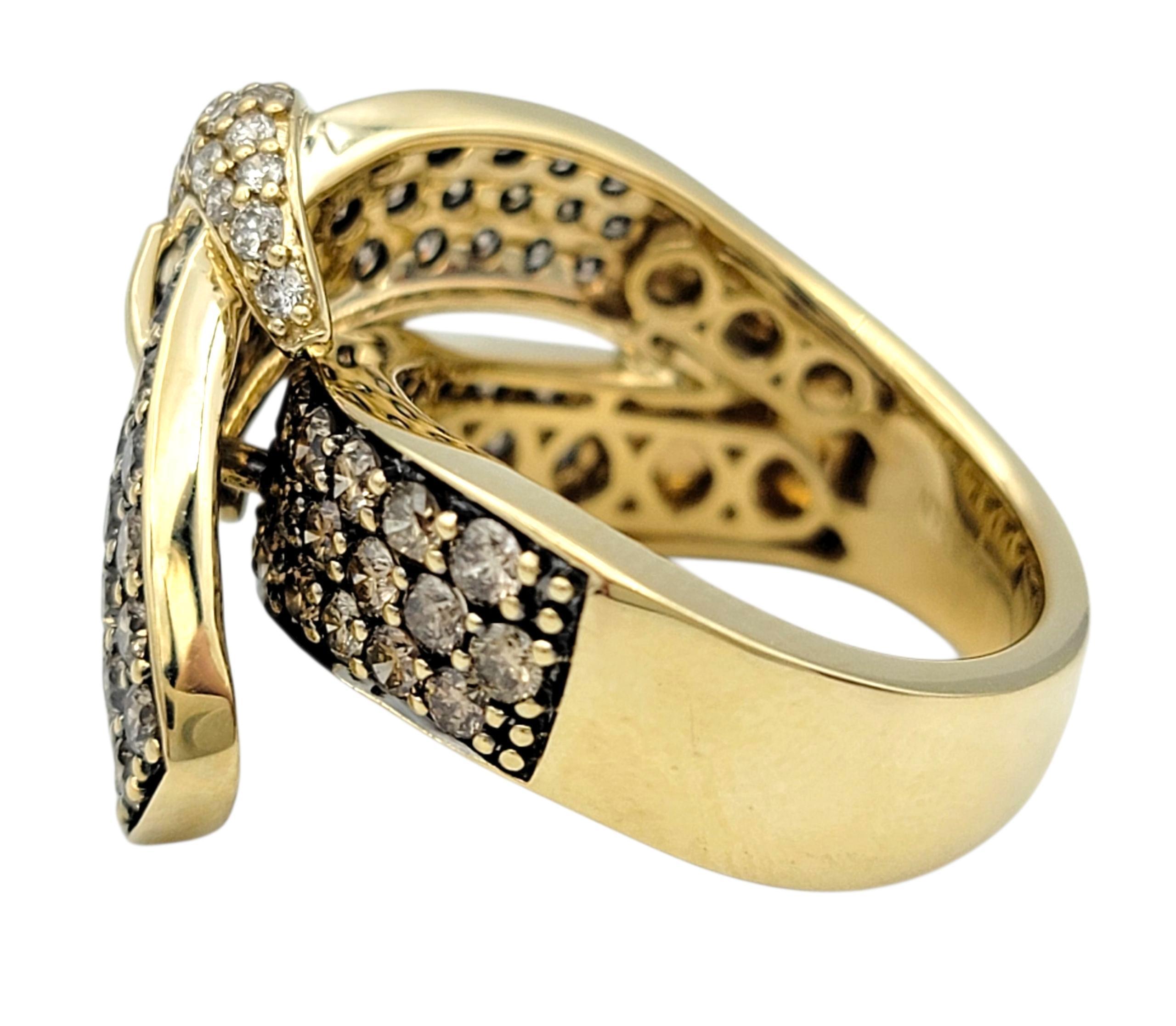 Anillo de oro de 14 quilates con pavé de chocolate y hebilla de diamantes blancos Le Vian Corte brillante en venta