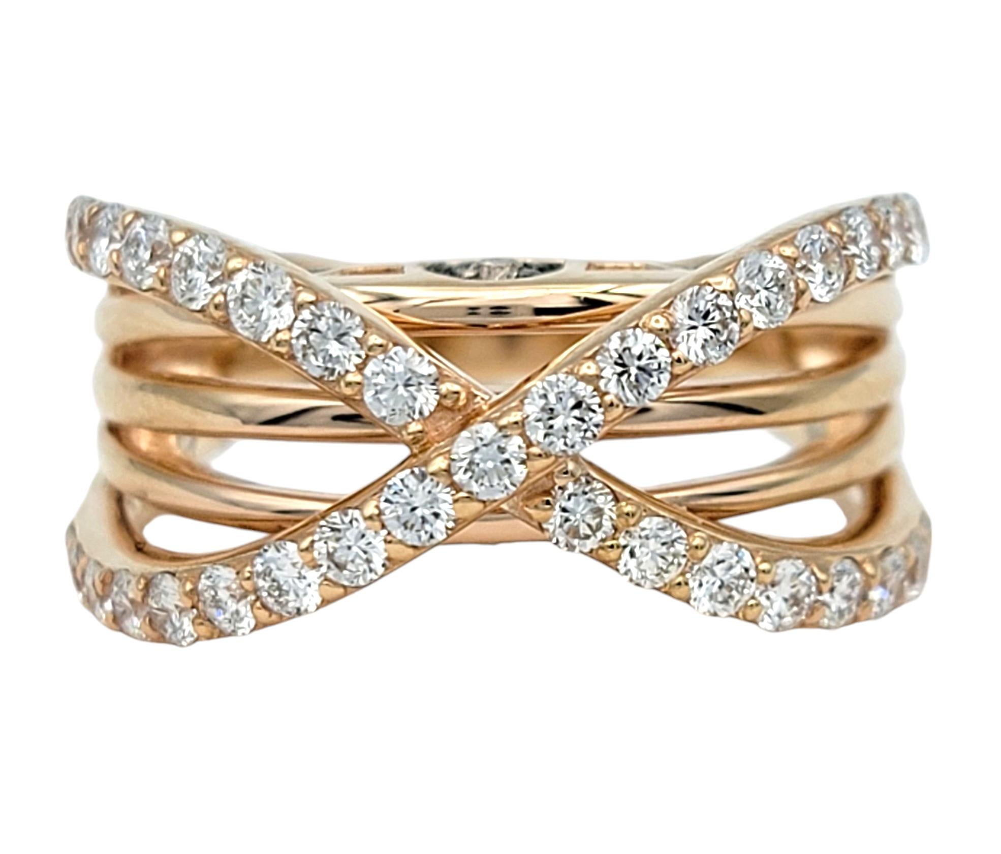 Misura dell'anello: 7

Fai una dichiarazione chic con questo squisito anello di Le Vian, un vero capolavoro di arte ed eleganza. Realizzato in lucente oro rosa 14 carati, questo anello presenta tre eleganti file di oro rosa che incarnano la moderna
