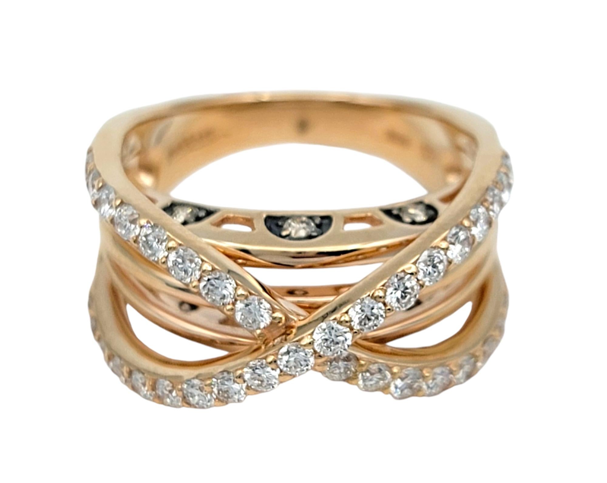 Taglio rotondo Anello a fascia con pavé di diamanti incrociati di Le Vian in oro rosa 14 carati in vendita