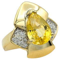 Cocktailring aus 18 Karat Gold mit gelbem Saphir im Birnenschliff und Diamanten von Le Vian