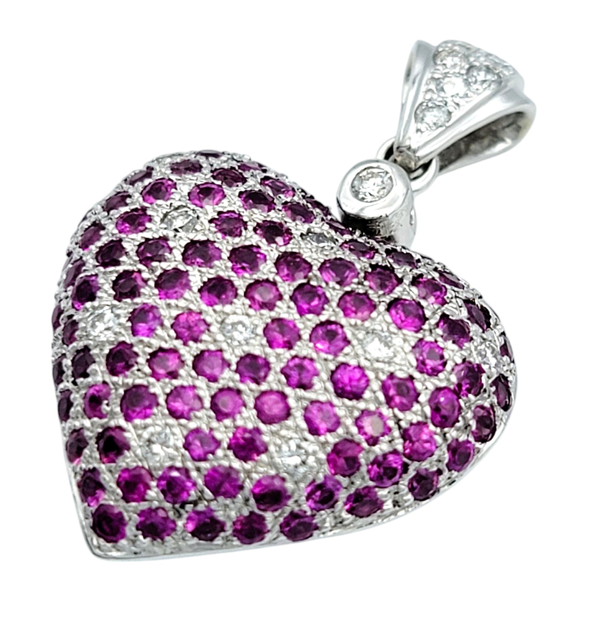 Cet exquis pendentif en forme de cœur en saphir et diamant de Le Vian est un véritable symbole de luxe et de romantisme. Réalisé en or blanc 14 carats, le pendentif présente un cœur radieux orné de saphirs roses éclatants, qui sont méticuleusement