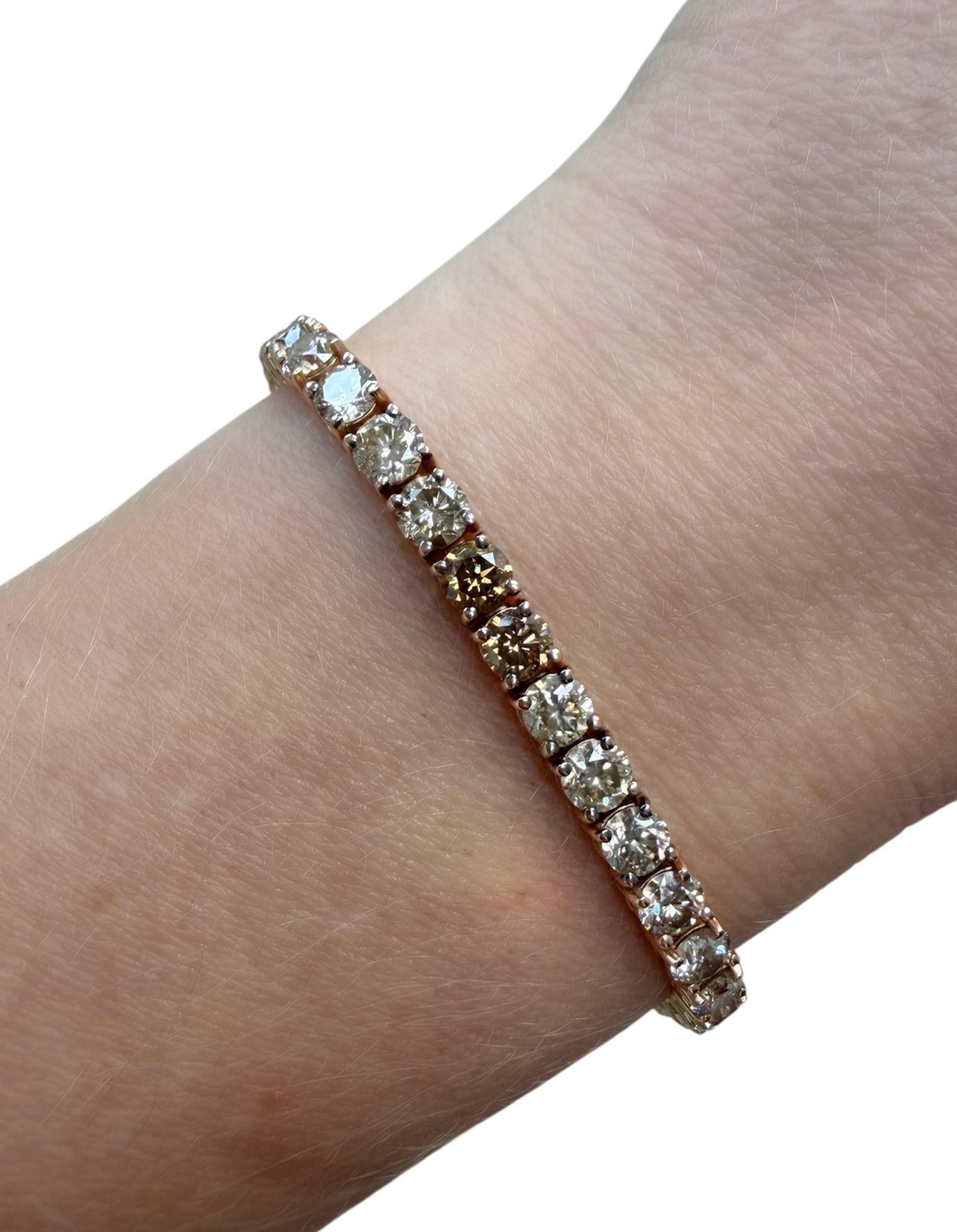 La Pulsera de Diamantes de Oro Rosa Le Vian, de su Colección Alfombra Roja, presenta un ombré de diamantes redondos talla brillante Chocolate y Champán, con un peso total aproximado de 12,50 quilates. Este lujoso diseño de Le Vian deslumbra con