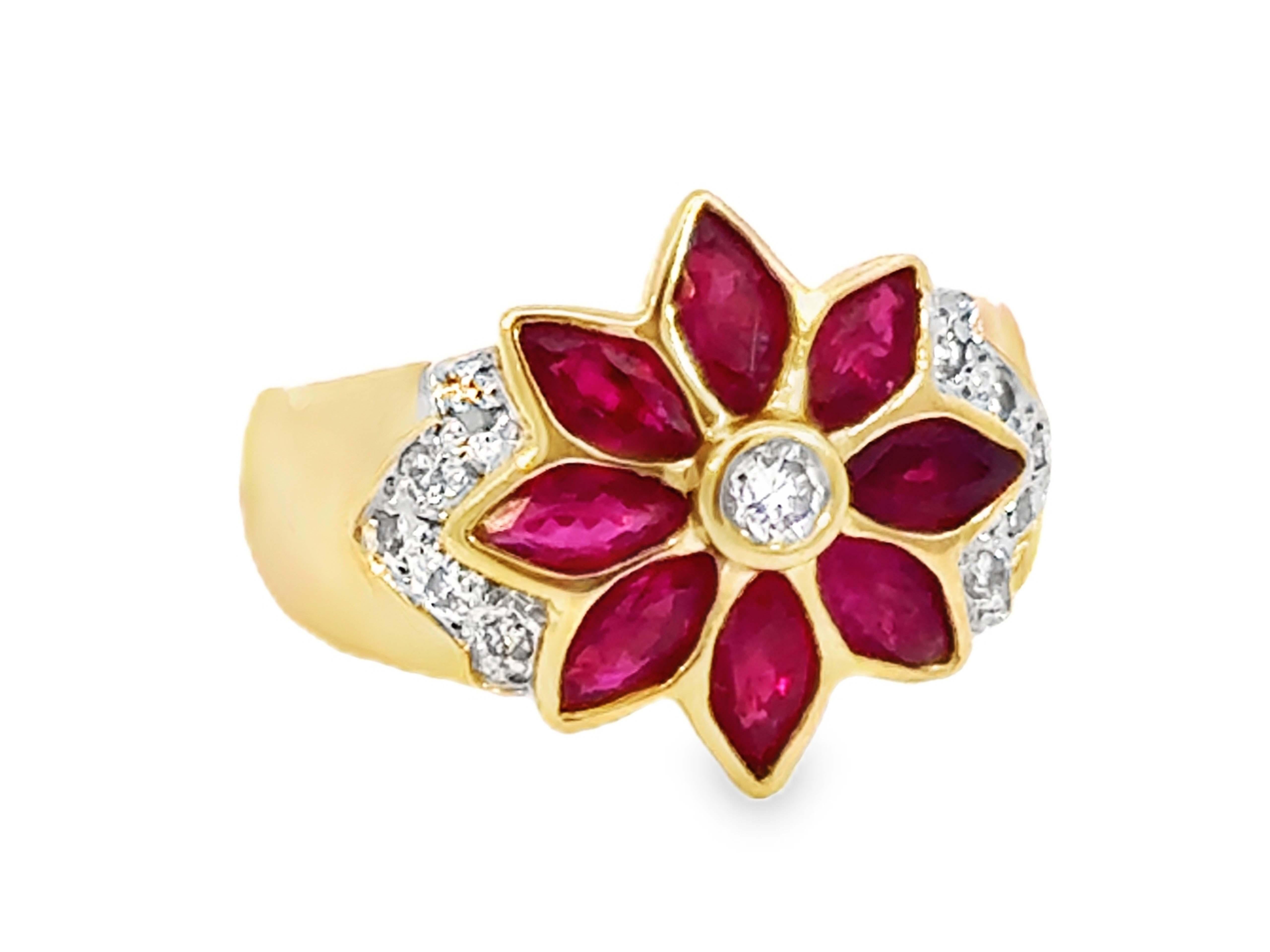 Moderno Anello Le Vane con fiore di rubino rosso e diamanti in oro giallo 18 carati in vendita