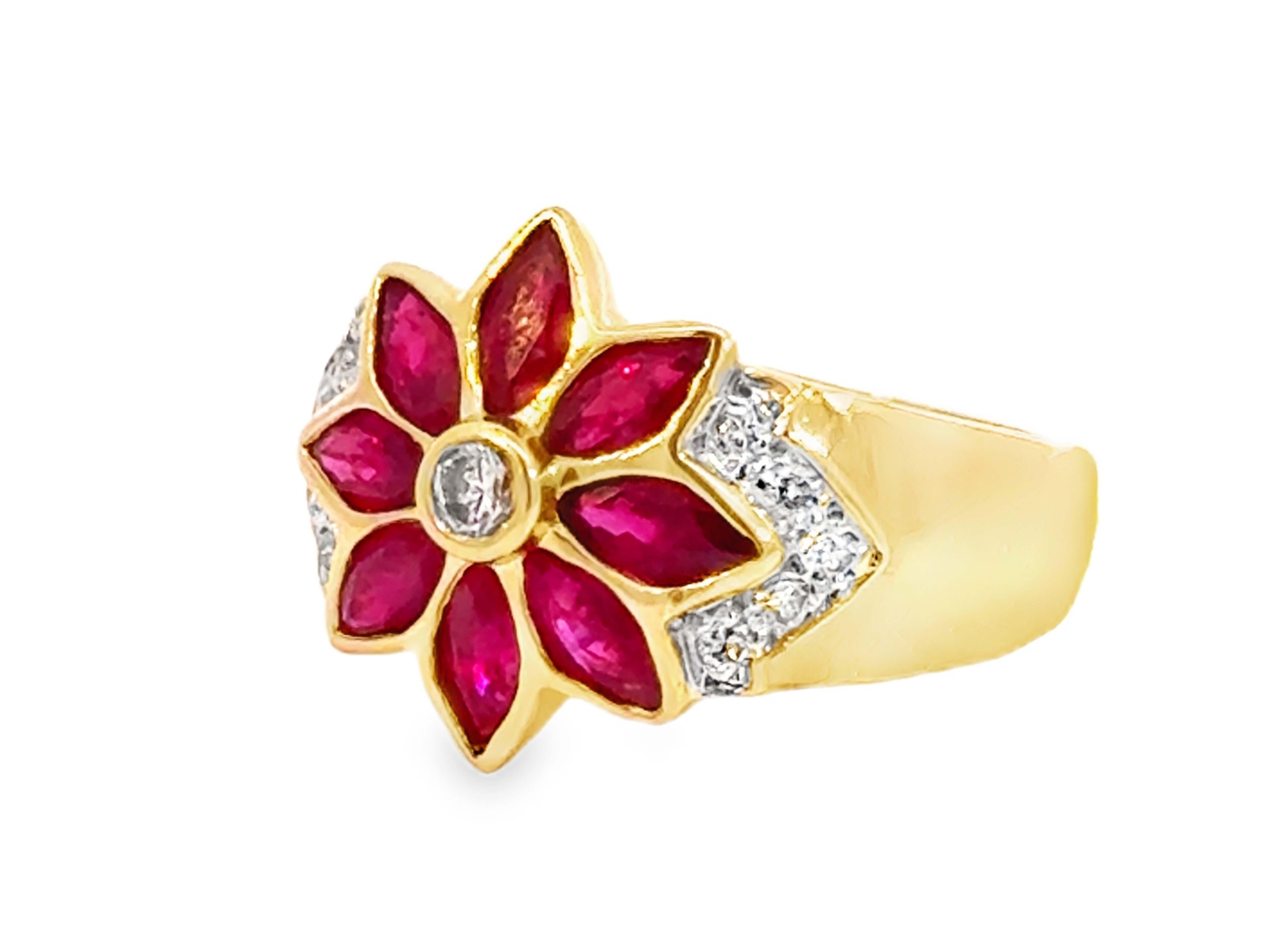 Taglio marquise Anello Le Vane con fiore di rubino rosso e diamanti in oro giallo 18 carati in vendita
