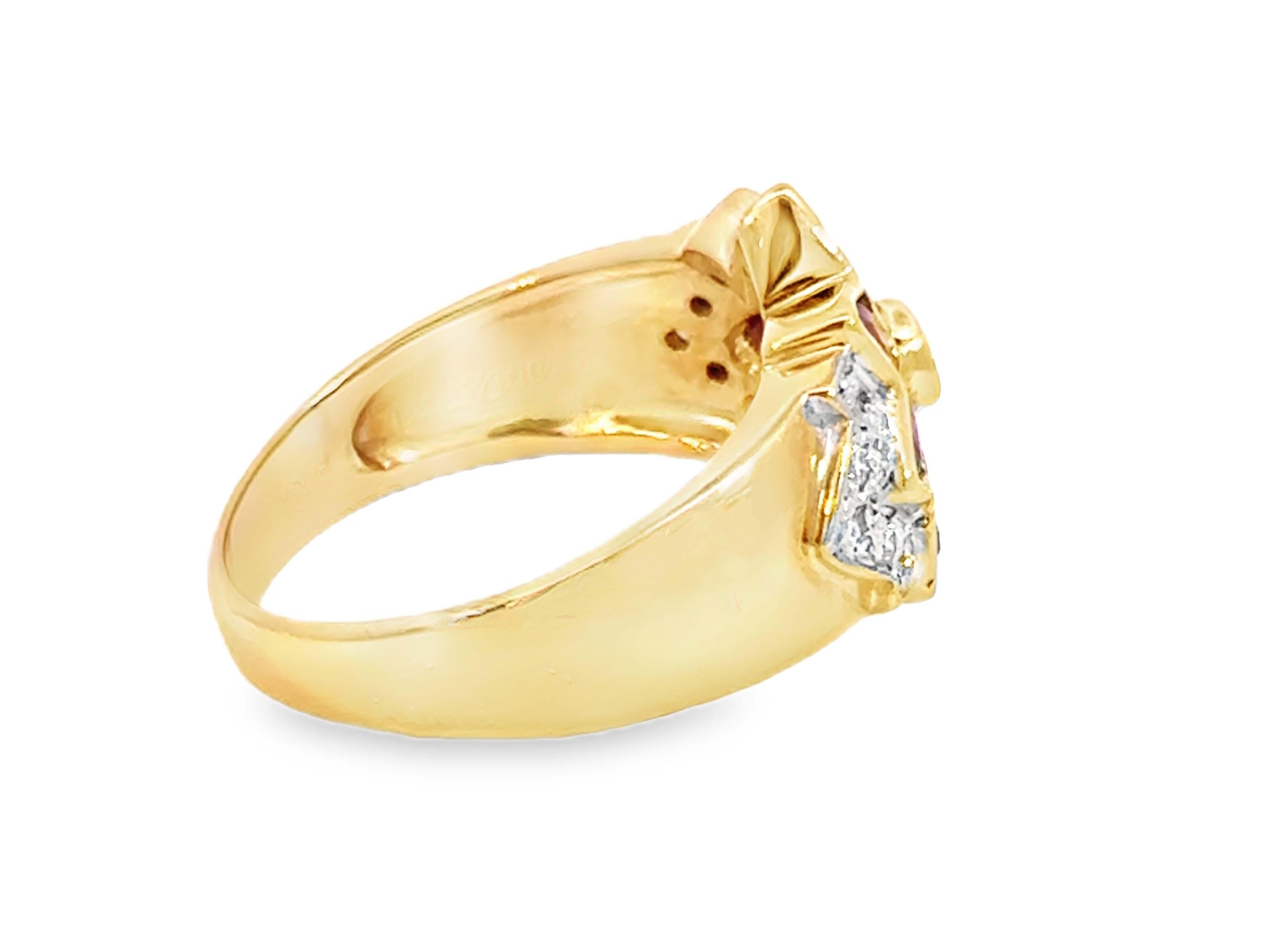 Anello Le Vane con fiore di rubino rosso e diamanti in oro giallo 18 carati In condizioni ottime in vendita a Honolulu, HI