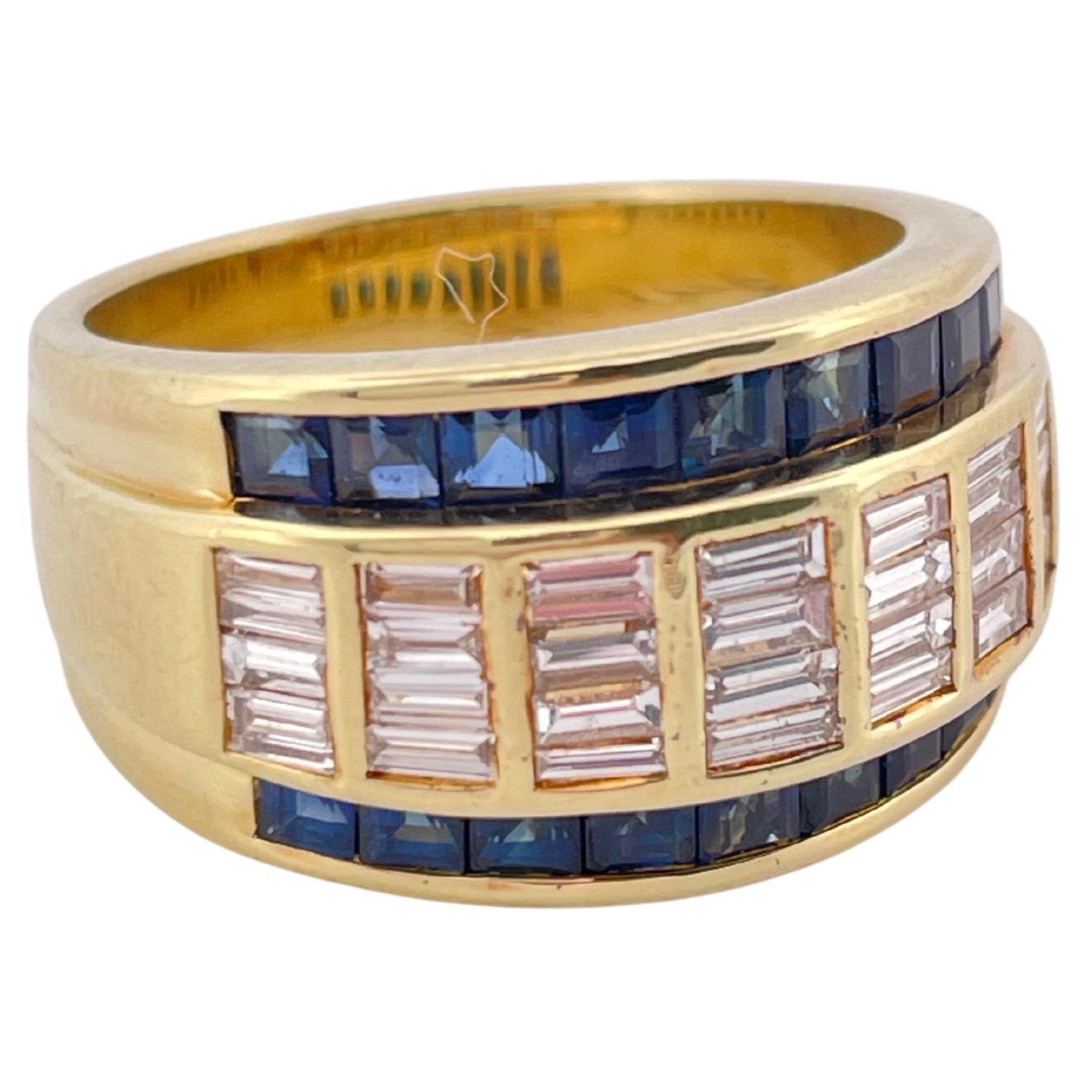 Este llamativo brazalete Le Vian presenta un diseño atrevido y contemporáneo elaborado en lujoso oro amarillo de 18 quilates, con un impresionante peso de 11,5 gramos. La pieza central tiene aproximadamente 0,85 quilates de diamantes talla baguette