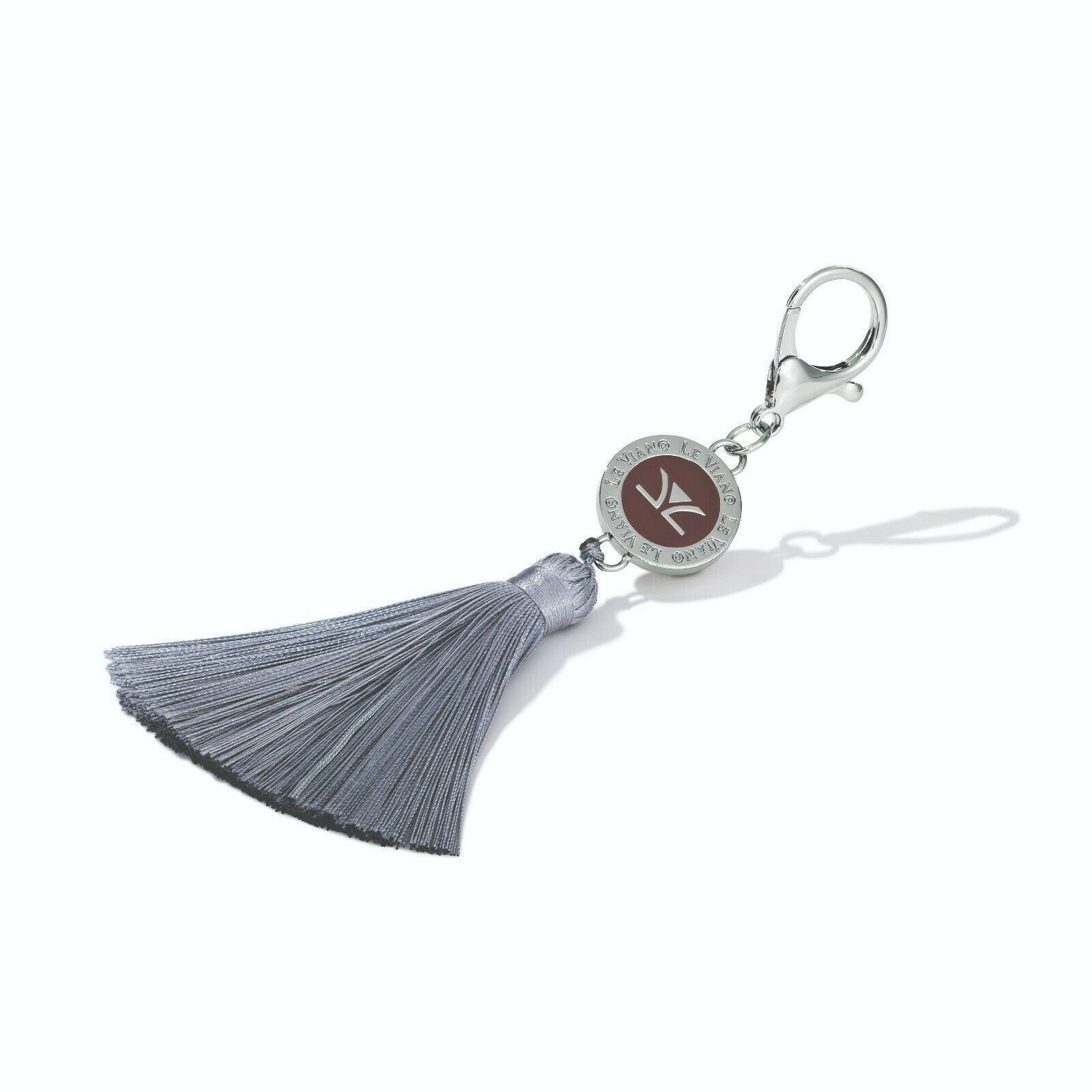 Porte-clés mode Le Vian Signature Logo en argent et gris soyeux avec pompon de 6,5