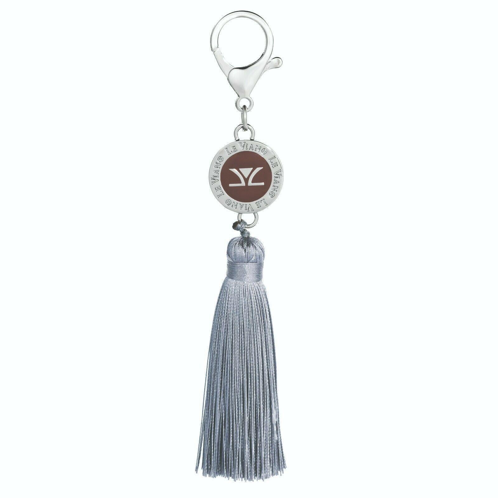 Le Vian Porte-clés de mode à pompon gris soie avec logo caractéristique de couleur argentée en vente