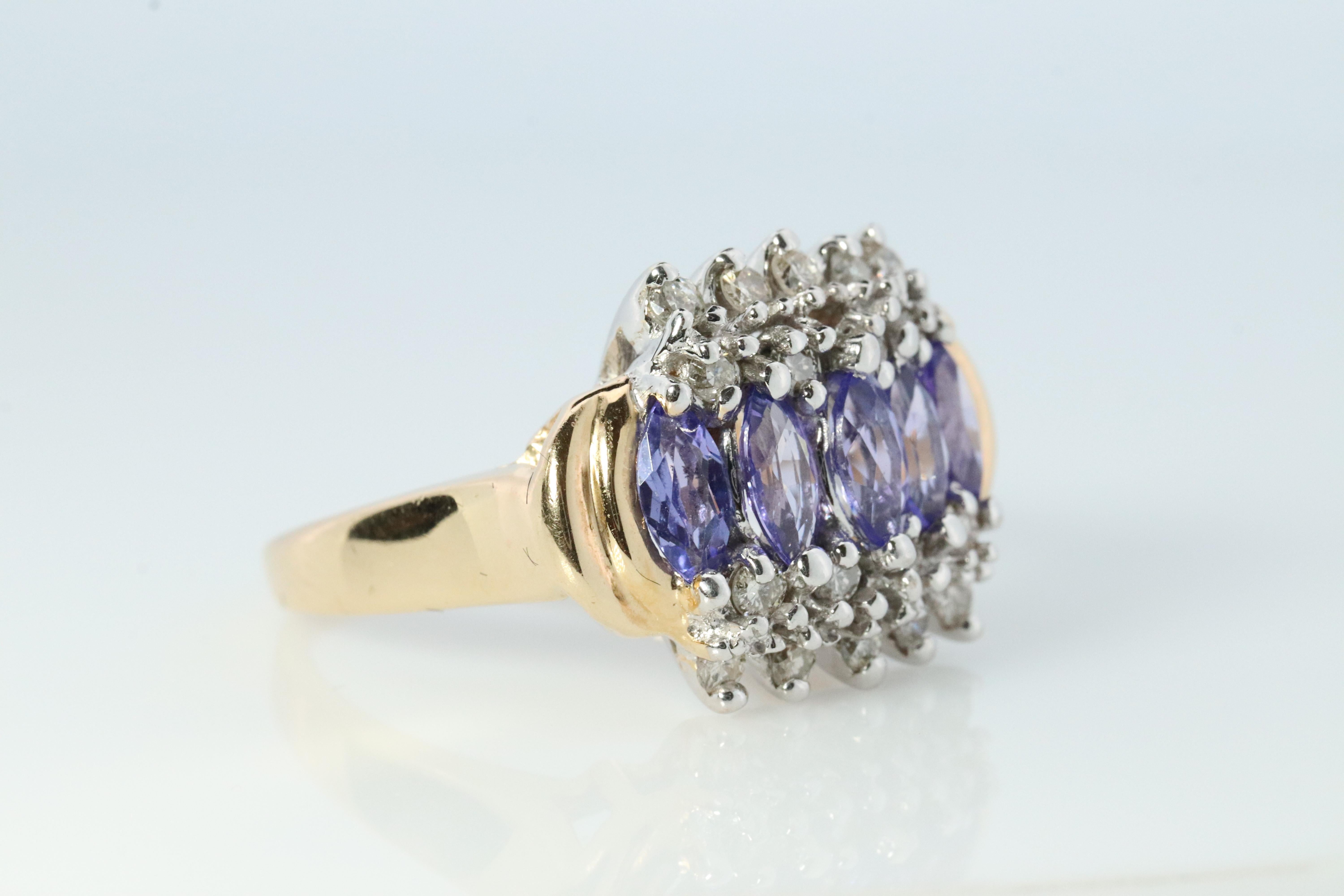 Magnifique bague Le Vian en or 14k
Grappe de tanzanite marquise avec halo de diamants.
Diamants ronds de 1,8 mm

Tanzanites de 6 mm sur 3 mm

Cluster supérieur de 15 mm de large

6,3 grammes de poids total

Taille 9
Bague de cocktail unique.