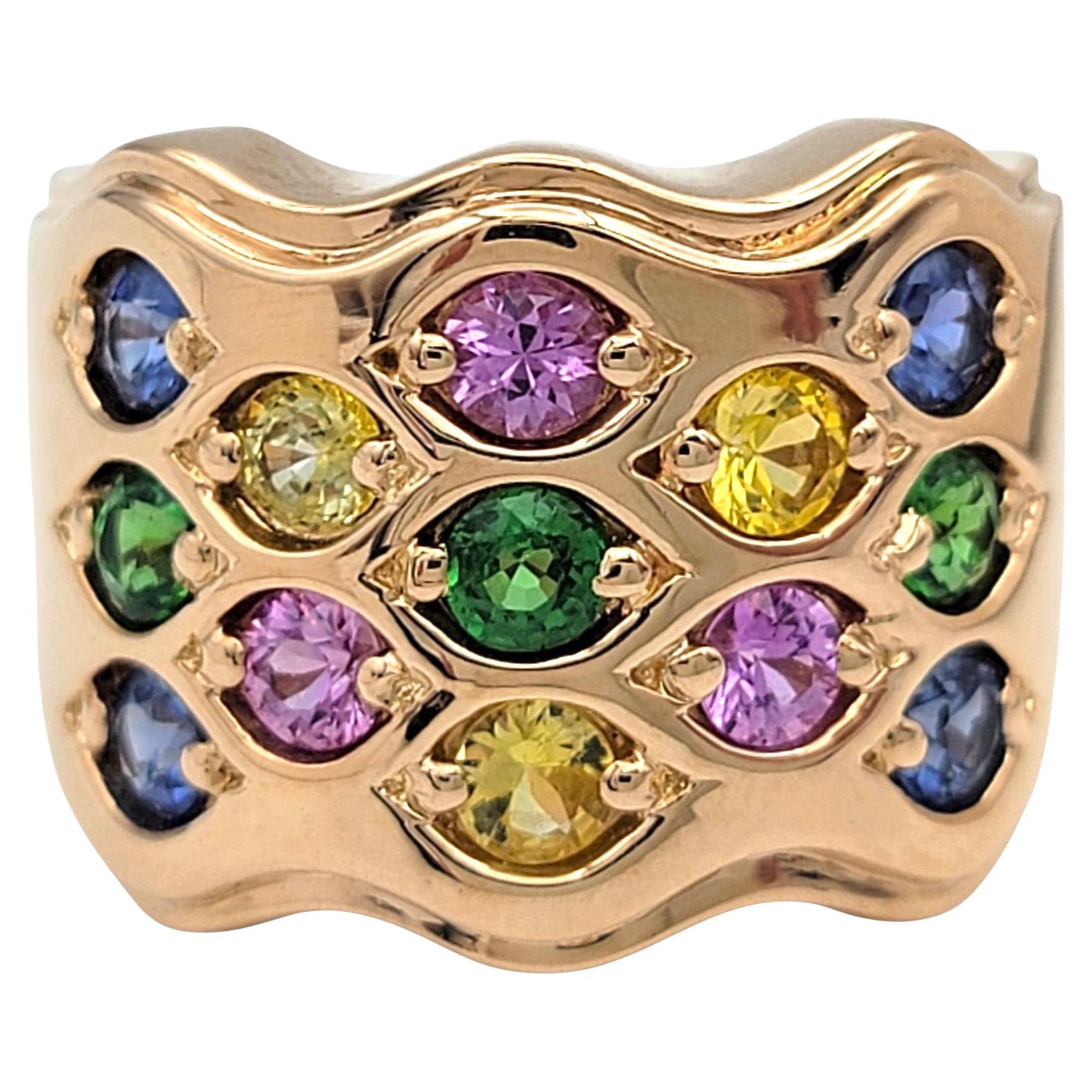 Cette bague en or rose 18 carats de Le Vian, sertie de pierres précieuses multicolores, rayonne d'une sophistication enjouée. Le large anneau présente une alternance de saphirs bleus, roses et jaunes, ainsi que des tsavorites d'un vert éclatant,