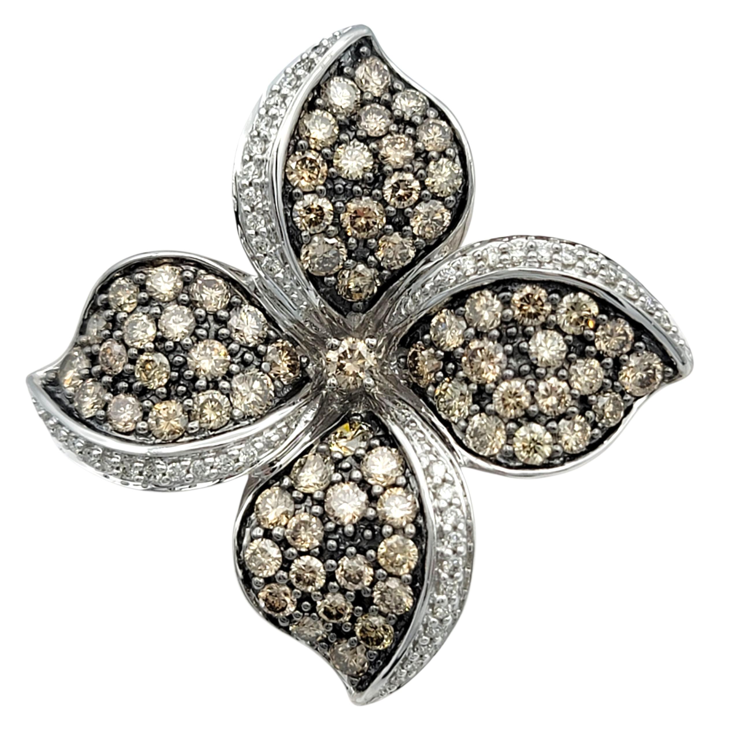 Cet exquis collier Le Viane est conçu en or blanc 14 carats et présente un motif floral audacieux qui rayonne d'élégance. Les pétales sont ornés de diamants pavés blancs et chocolat scintillants, créant un contraste saisissant qui met en valeur le