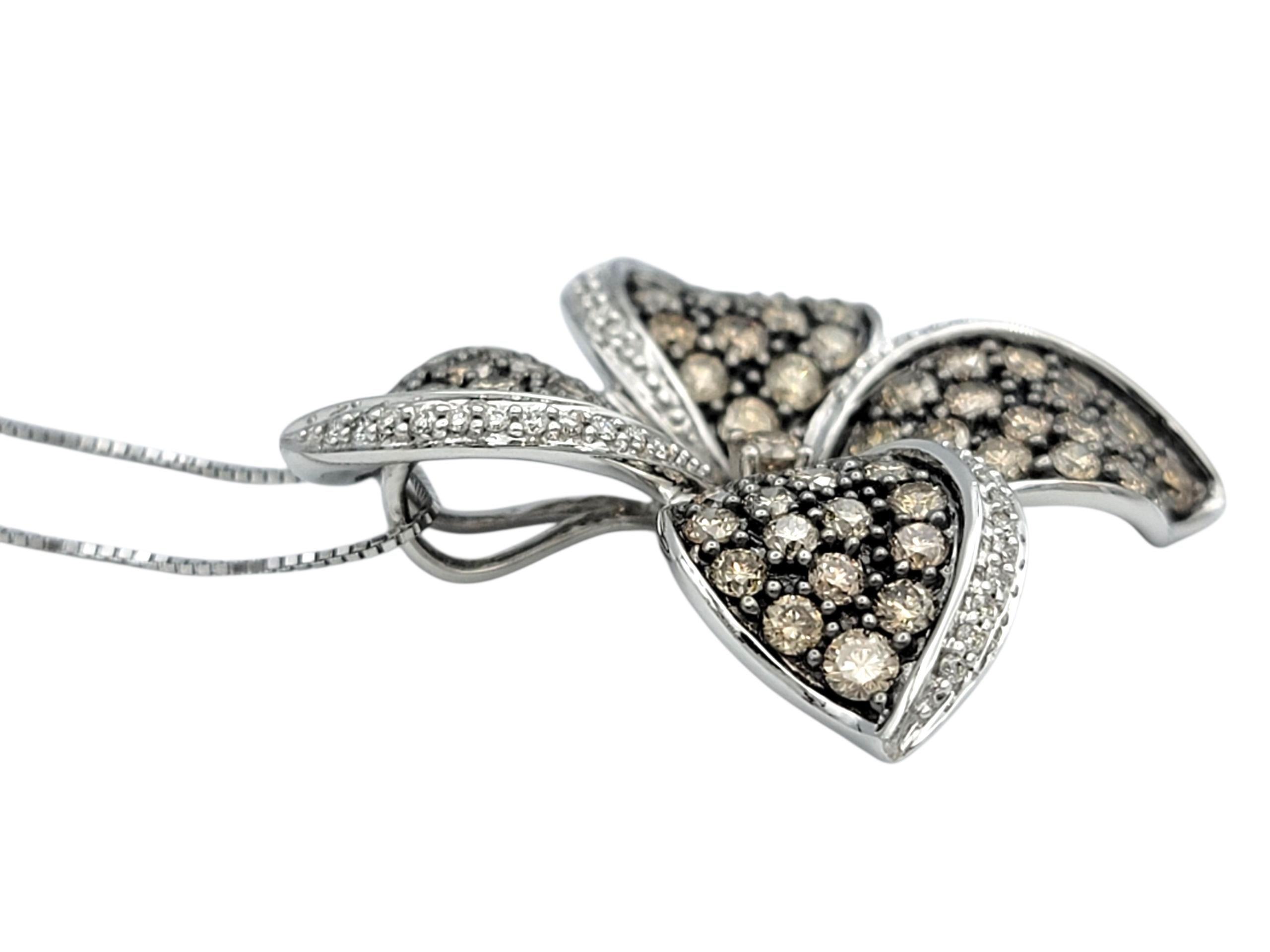 Contemporain Le Vian - Collier pendentif fleur en or blanc 14 carats avec diamants blancs et chocolats en vente
