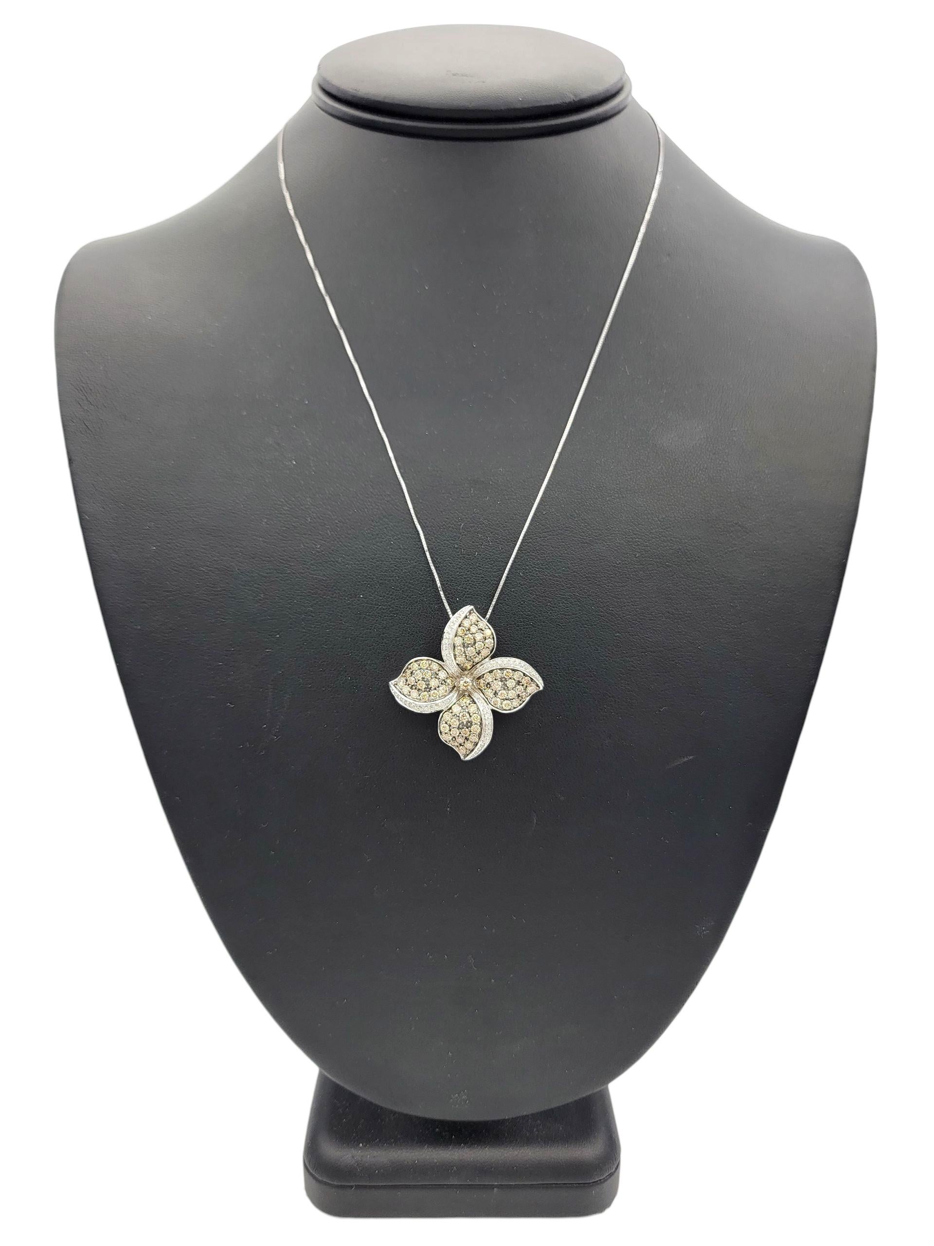 Le Vian - Collier pendentif fleur en or blanc 14 carats avec diamants blancs et chocolats en vente 3