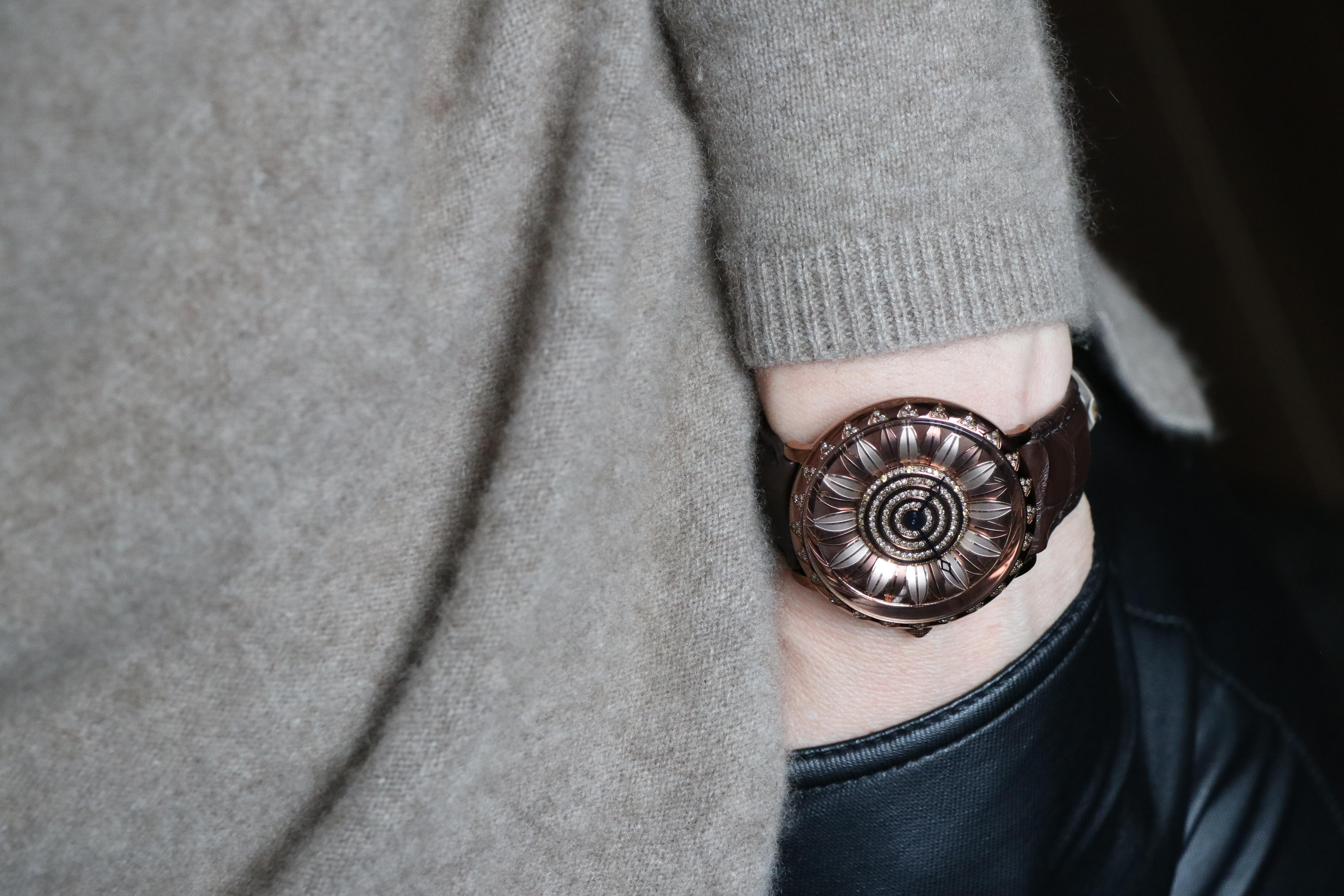 Armbanduhr von Le Vian mit schokoladenfarbenen Diamanten und orangefarbenem Saphir aus Edelstahl im Zustand „Neu“ in Great Neck, NY