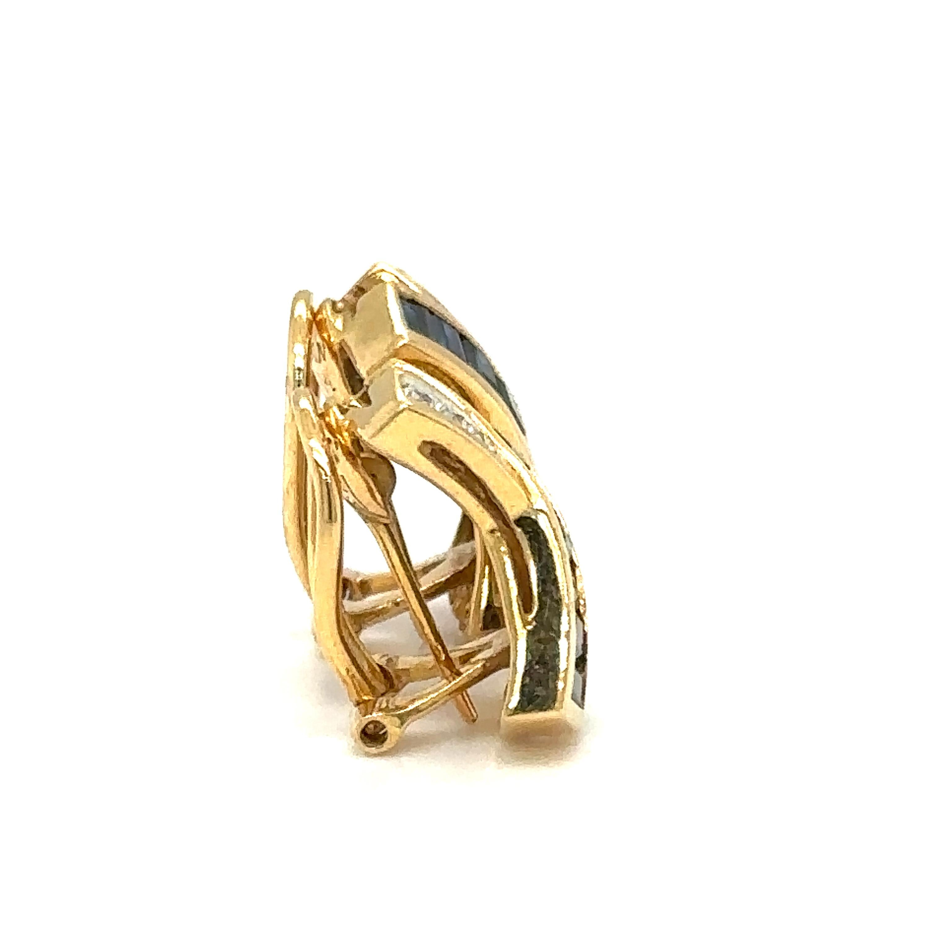 Moderne Boucles d'oreilles style LE VIAN X en or jaune 18 carats avec saphirs et diamants en vente
