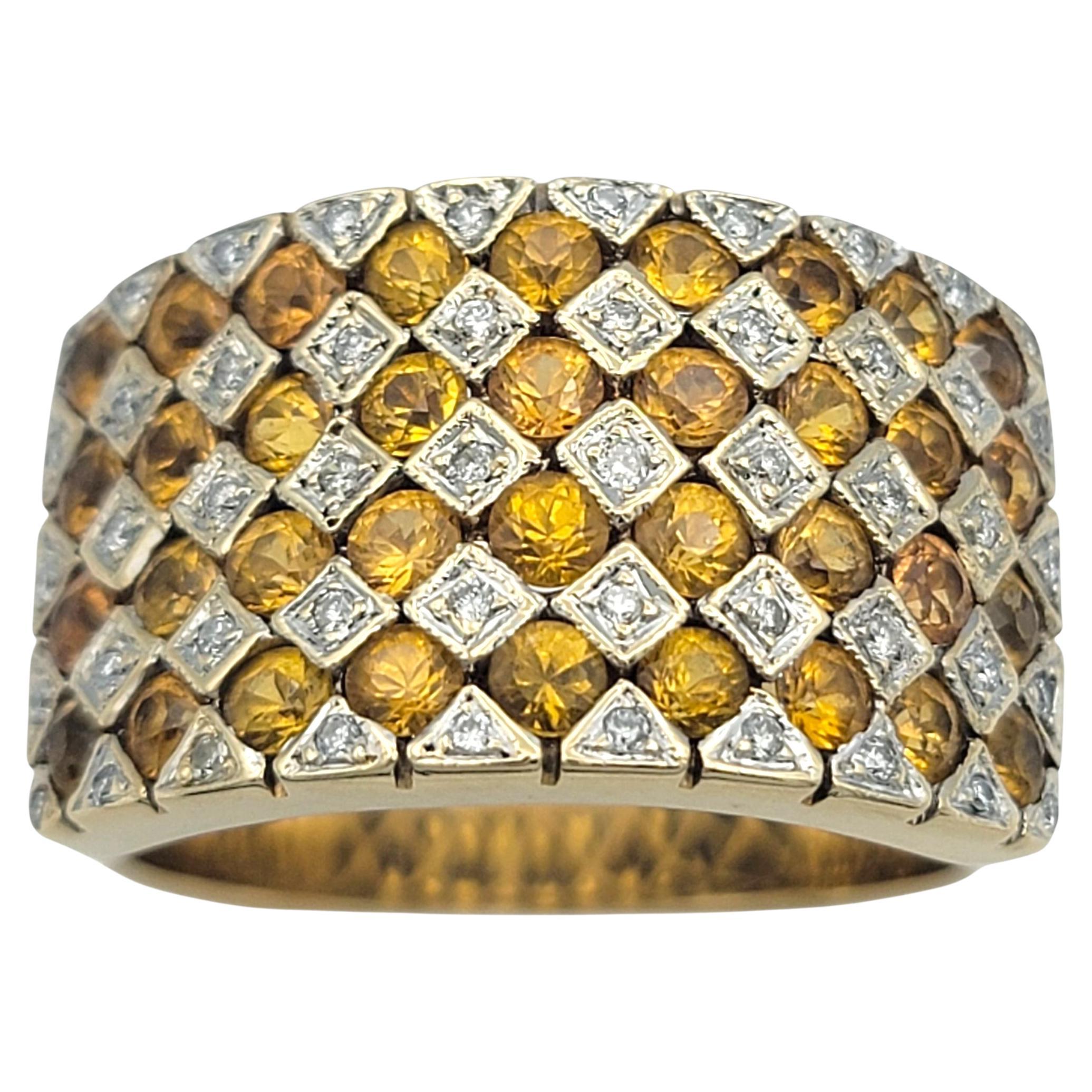 Questo anello di Le Vane è realizzato in una miscela di oro bianco e giallo da 14 carati, disegnato con un sorprendente motivo a reticolo di zaffiri gialli rotondi e diamanti. Gli zaffiri creano un tono caldo e dorato su tutta la superficie, mentre