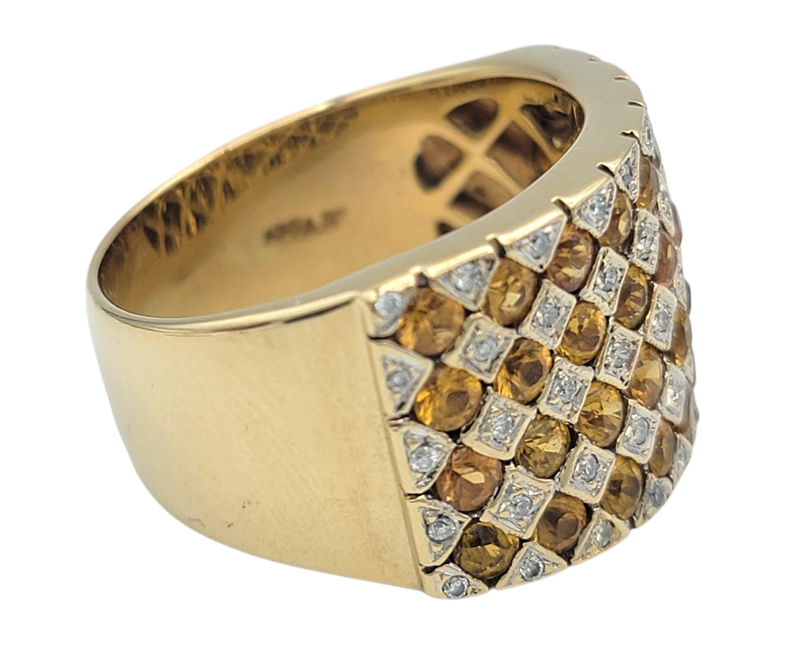 Taglio rotondo Anello Le Vane con zaffiro giallo e diamanti a scacchiera in oro bicolore 14 carati in vendita