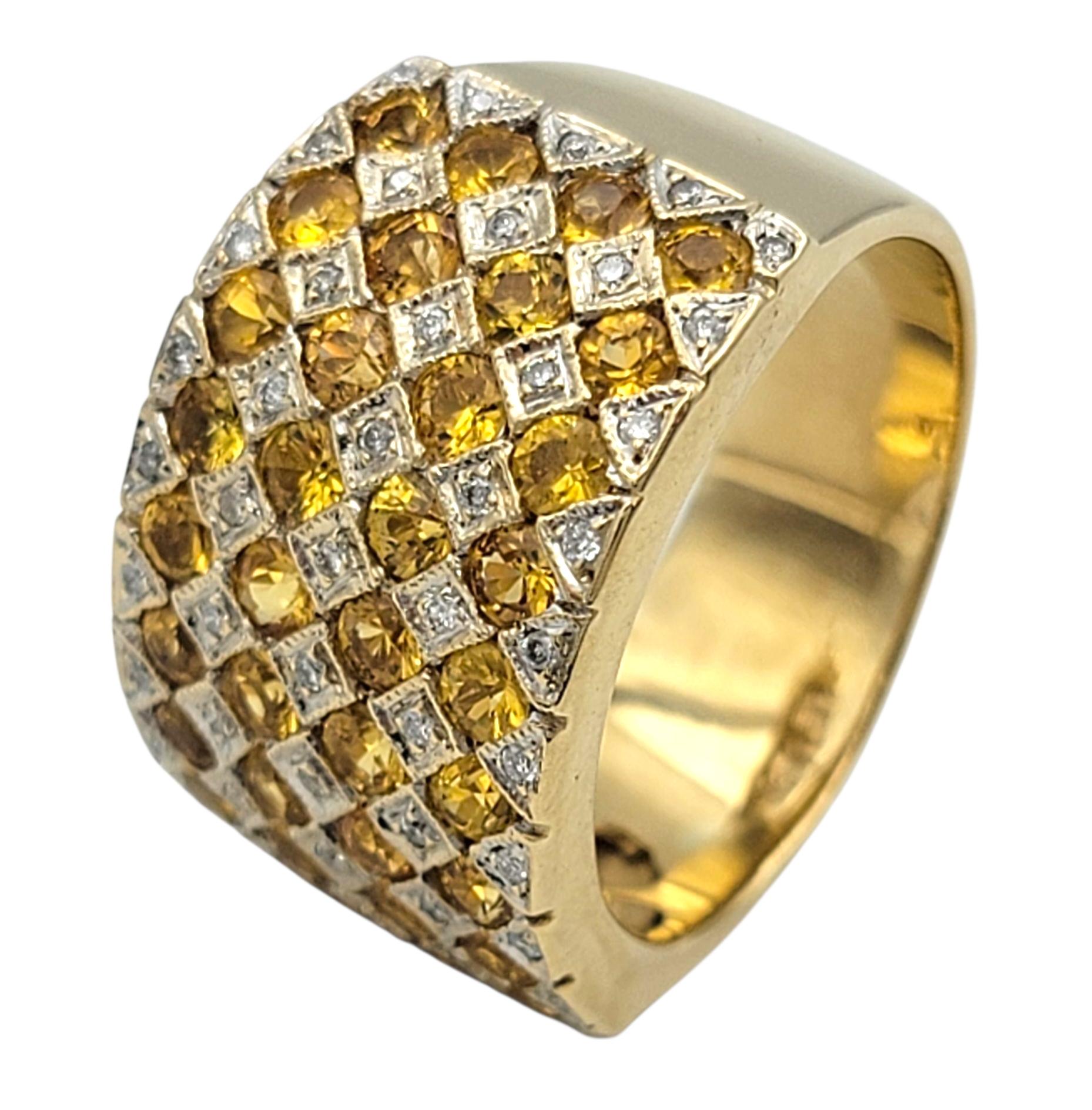 Cette bague en saphir et diamant Le Viane présente un treillis captivant de saphirs jaunes étincelants, rehaussé de diamants blancs étincelants. Les saphirs sont disposés dans un style pavé qui crée un effet matelassé saisissant sur la large bande,