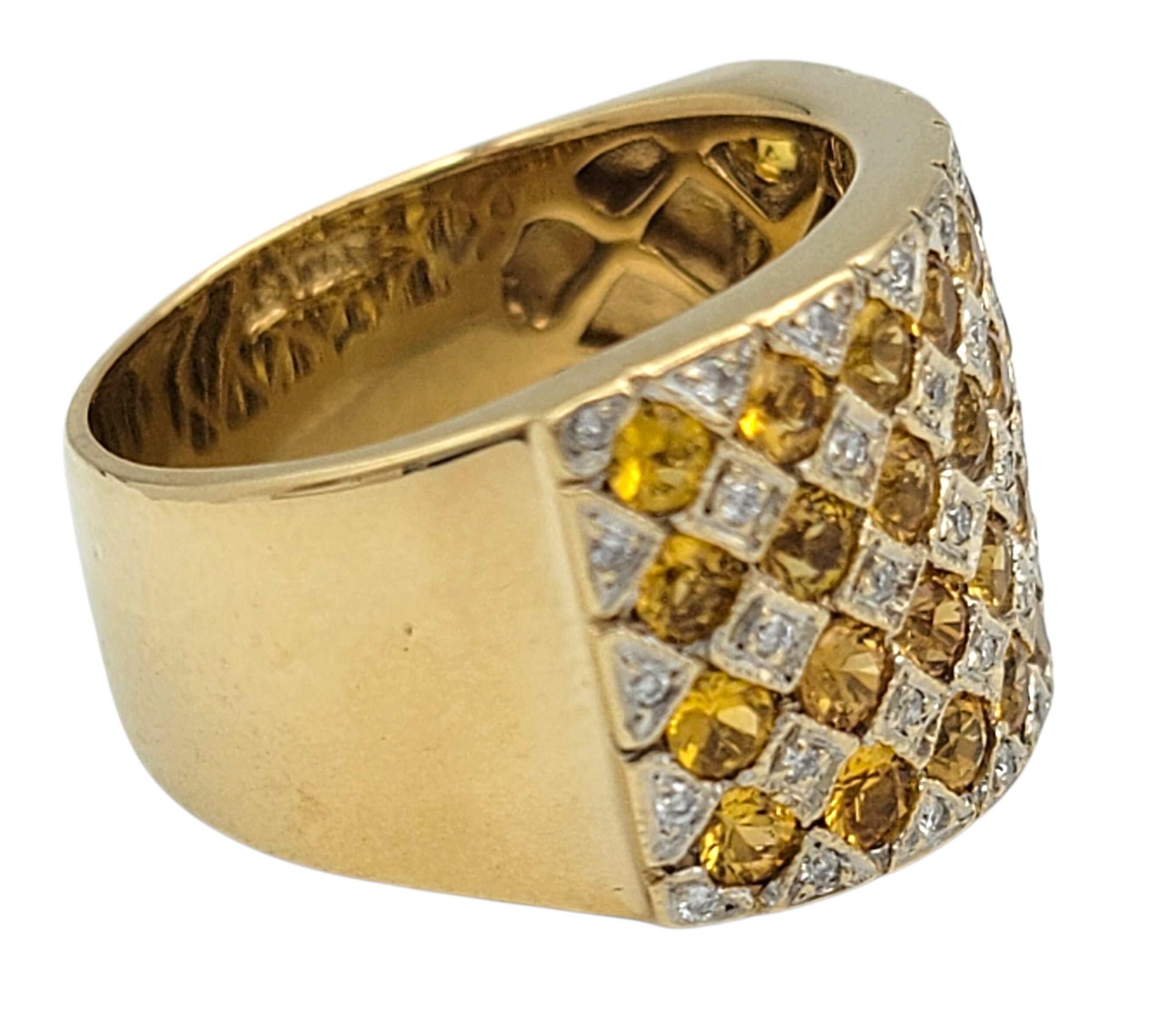 Taille ronde Le Vian - Bague à large bande en or 14 carats avec saphir jaune et diamant en forme de damier en vente