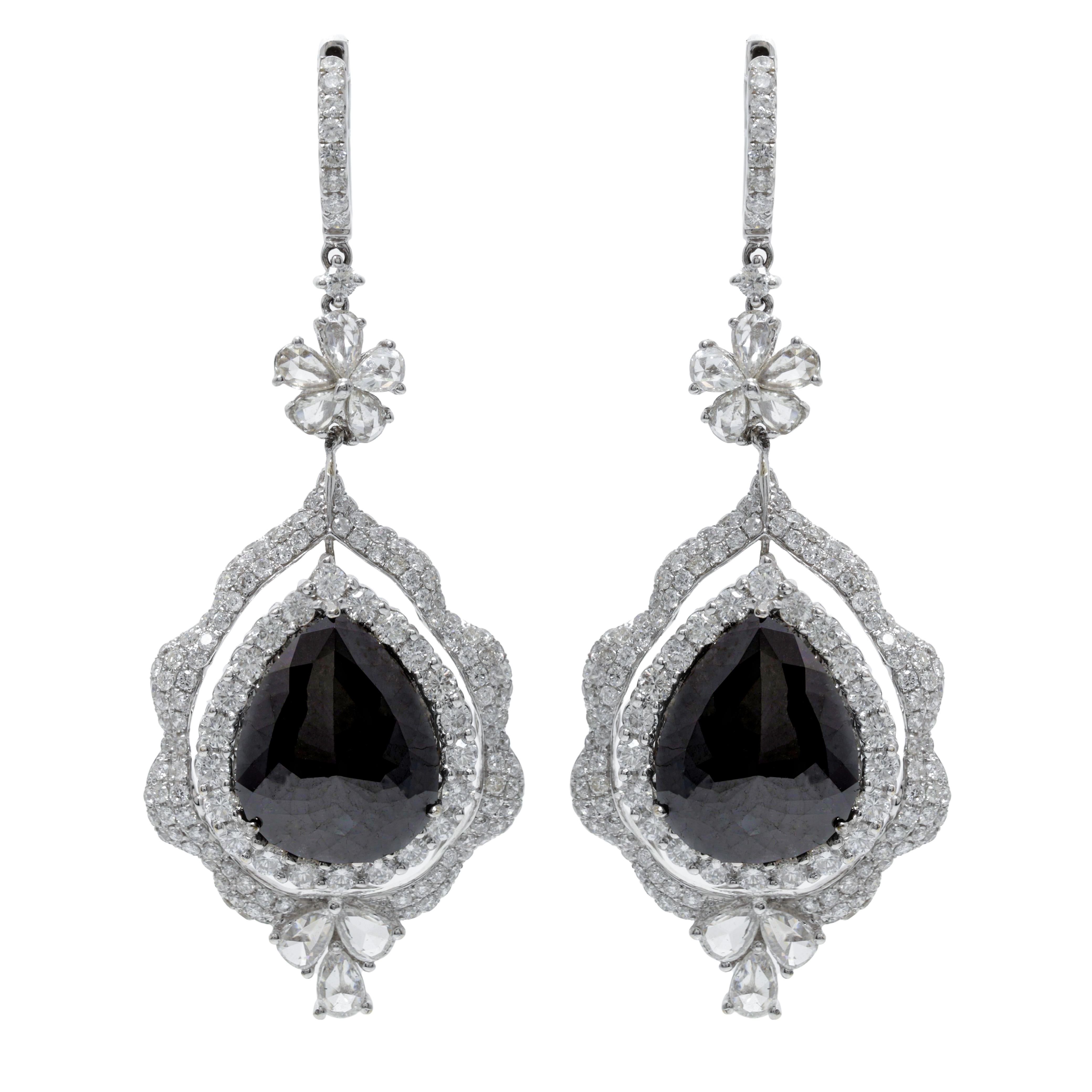 Le2885-118k white gold & black diamond earrings
Features 14.50 carats of pear shape black diamond with 5.00 carats of diamonds.
Diamond encrusted accents in dl.Drop design hinged back closure
Length of dl.Drop: 2.2