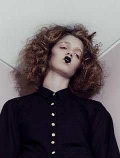 Puppenhaus II. Porträt. Farbfotografie in limitierter Auflage. Mode