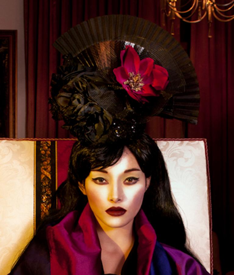 Domina, Porträt. Limitierte Auflage eines Mode-Farbfotos. – Photograph von Lèa Bon