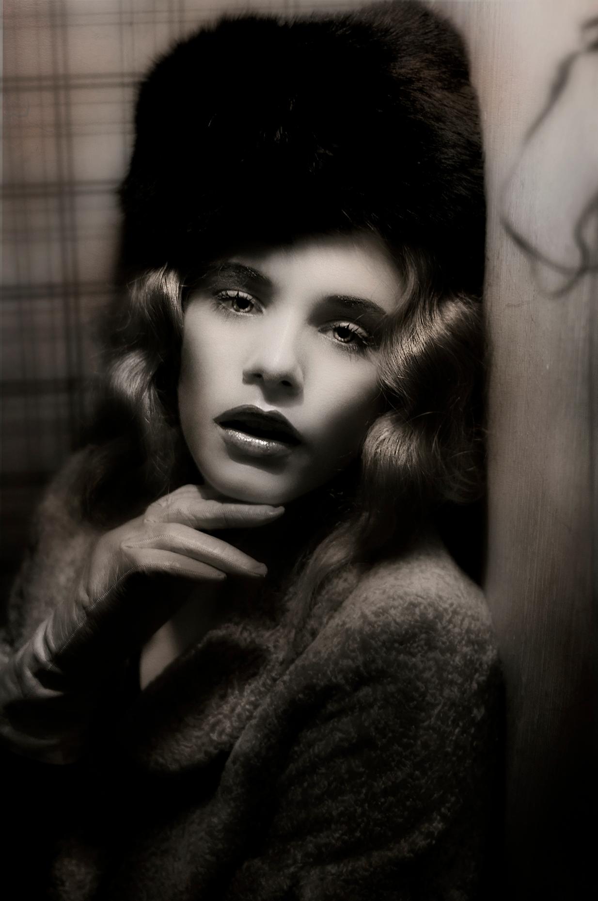 Lèa Bon Black and White Photograph – Dietrich File #2, Porträt. Limitierte Auflage eines Mode-Farbfotos. 