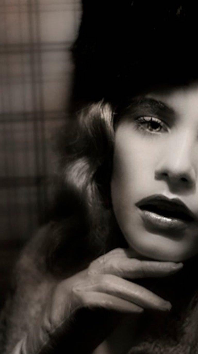 Fascicolo Dietrich #2, Ritratto. Fotografia di moda a colori in edizione limitata. - Photograph Contemporaneo di Lèa Bon