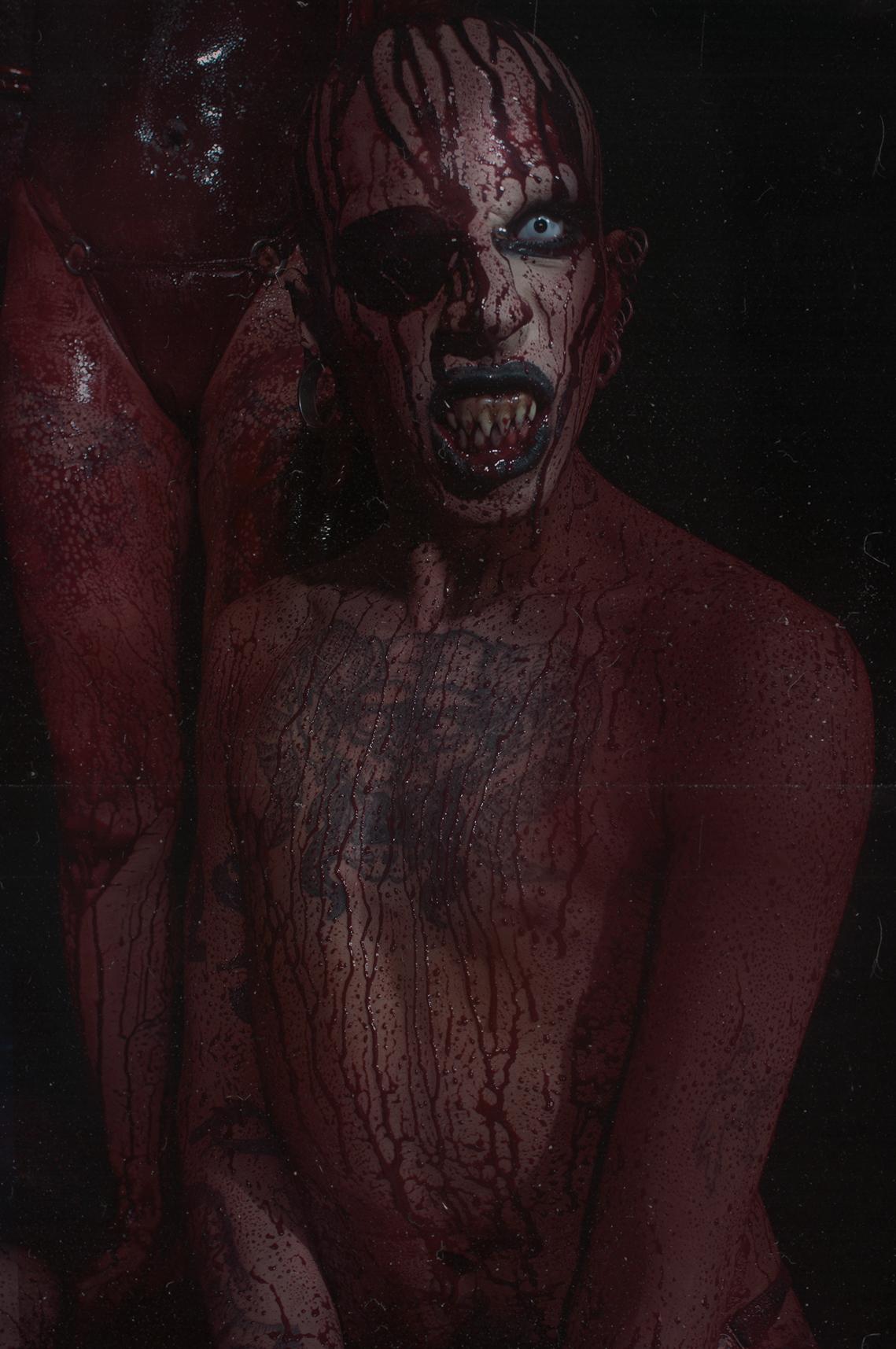 Bucle, Bucle II, Ñam. Tríptico. Fotografía figurativa de edición limitada - Figurative Photograph Negro de Lèa Bon