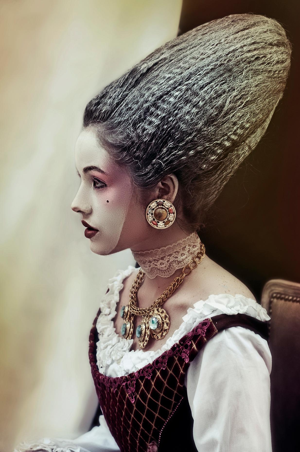 Lèa Bon Color Photograph – Maske des Lebens, Porträt. Limitierte Auflage eines Mode-Farbfotos. 