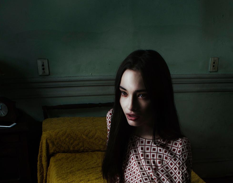 Mutilazione, Ritratto. Fotografia di moda a colori in edizione limitata. in vendita 1