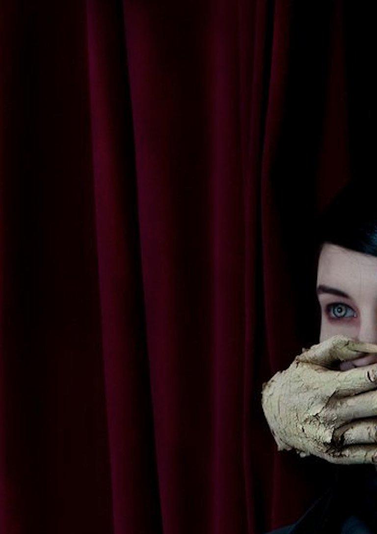 Juegos ocultos, Retrato. Fotografía de moda en color de edición limitada. - Photograph de Lèa Bon