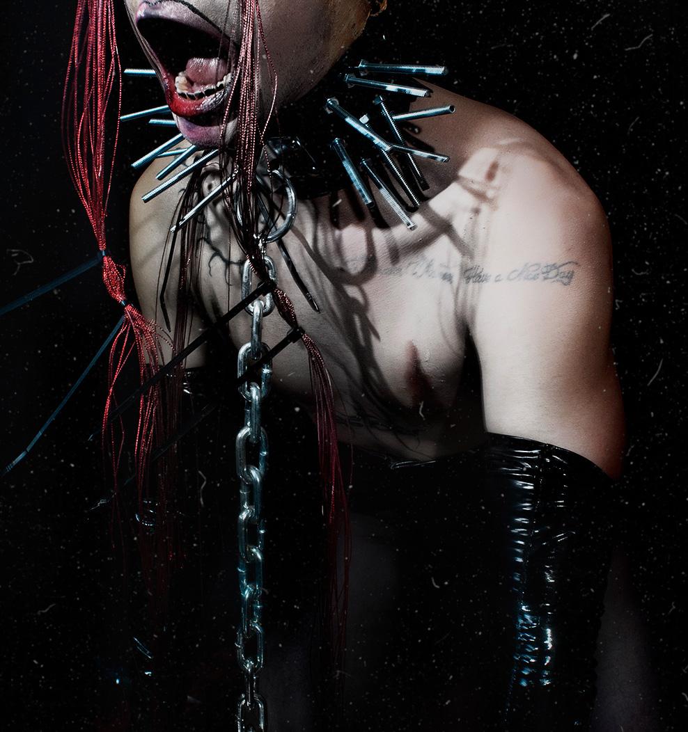 Sucubo II. Farbporträtfotografie in limitierter Auflage. (Schwarz), Figurative Photograph, von Lèa Bon