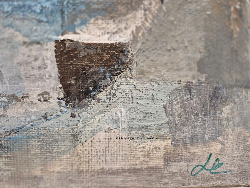 Dieses Kunstwerk zeigt eine abstrakte Komposition, die sich durch eine harmonische Mischung aus kühlen und neutralen Tönen auszeichnet. Kräftige blaue, graue und gedämpfte braune Farbtöne interagieren mit sanfteren beigen und weißen Flächen und