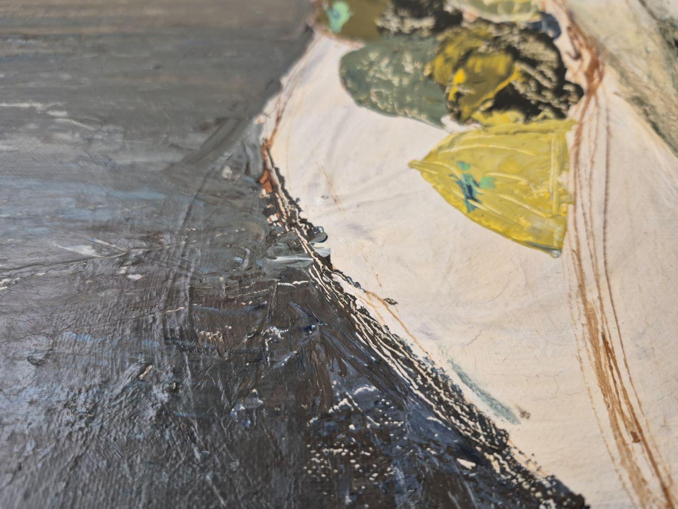 Früchte in einer weißen Schale (Grau), Still-Life Painting, von Lea Karvala