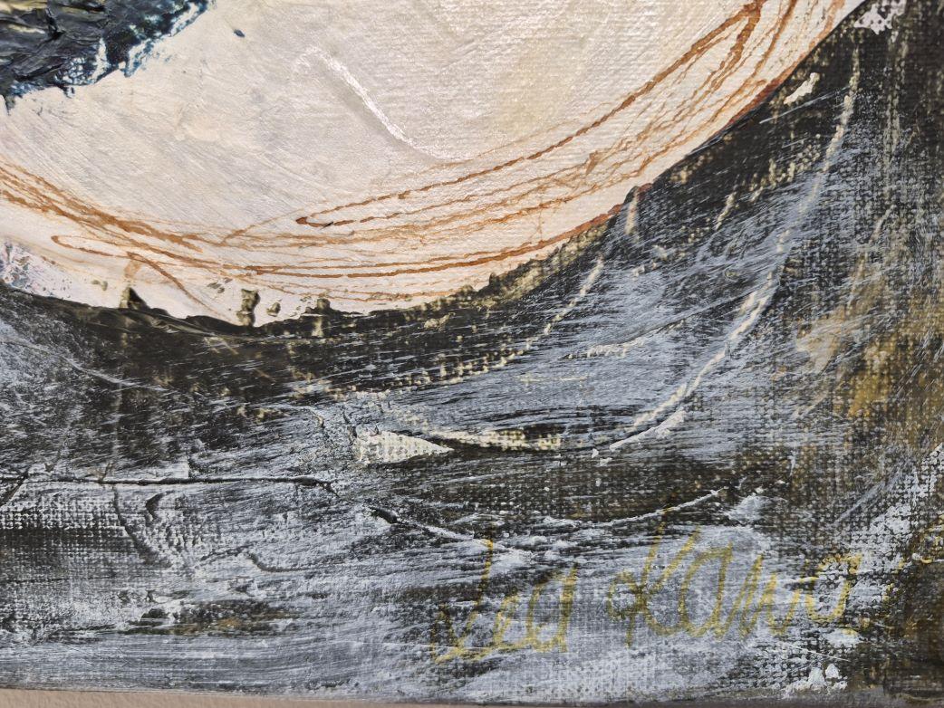 Dieses Kunstwerk stellt eine überzeugende Stilllebenkomposition mit einer Obstschale dar. Der Maler verwendet dicke, ausdrucksstarke Pinselstriche, um Textur und Tiefe zu erzeugen und dem Betrachter ein Gefühl der rohen, taktilen Auseinandersetzung