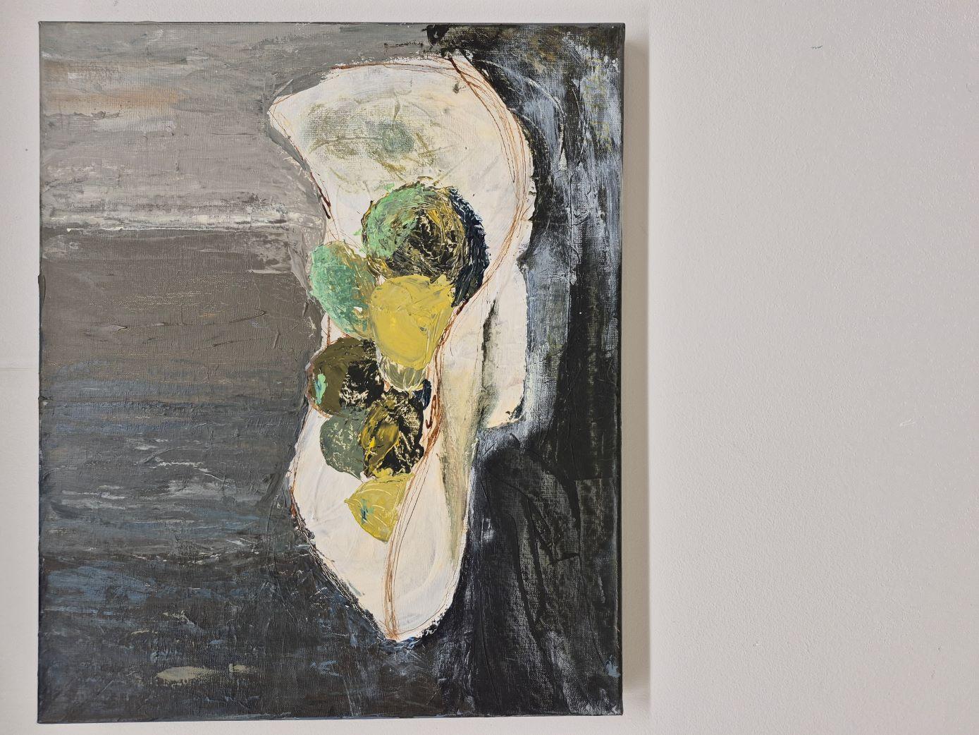 Früchte in einer weißen Schale im Angebot 1