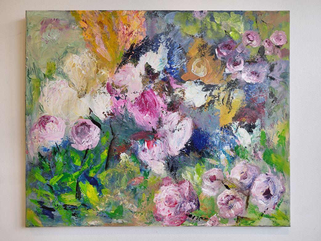 Dieses lebendige Gemälde strahlt die ungezähmte Schönheit eines blühenden Gartens durch eine dynamische Mischung aus Farben und Texturen aus. Vorwiegend in zarten Rosa- und Violetttönen gehalten, fängt es den ätherischen Charme blühender Rosen ein,