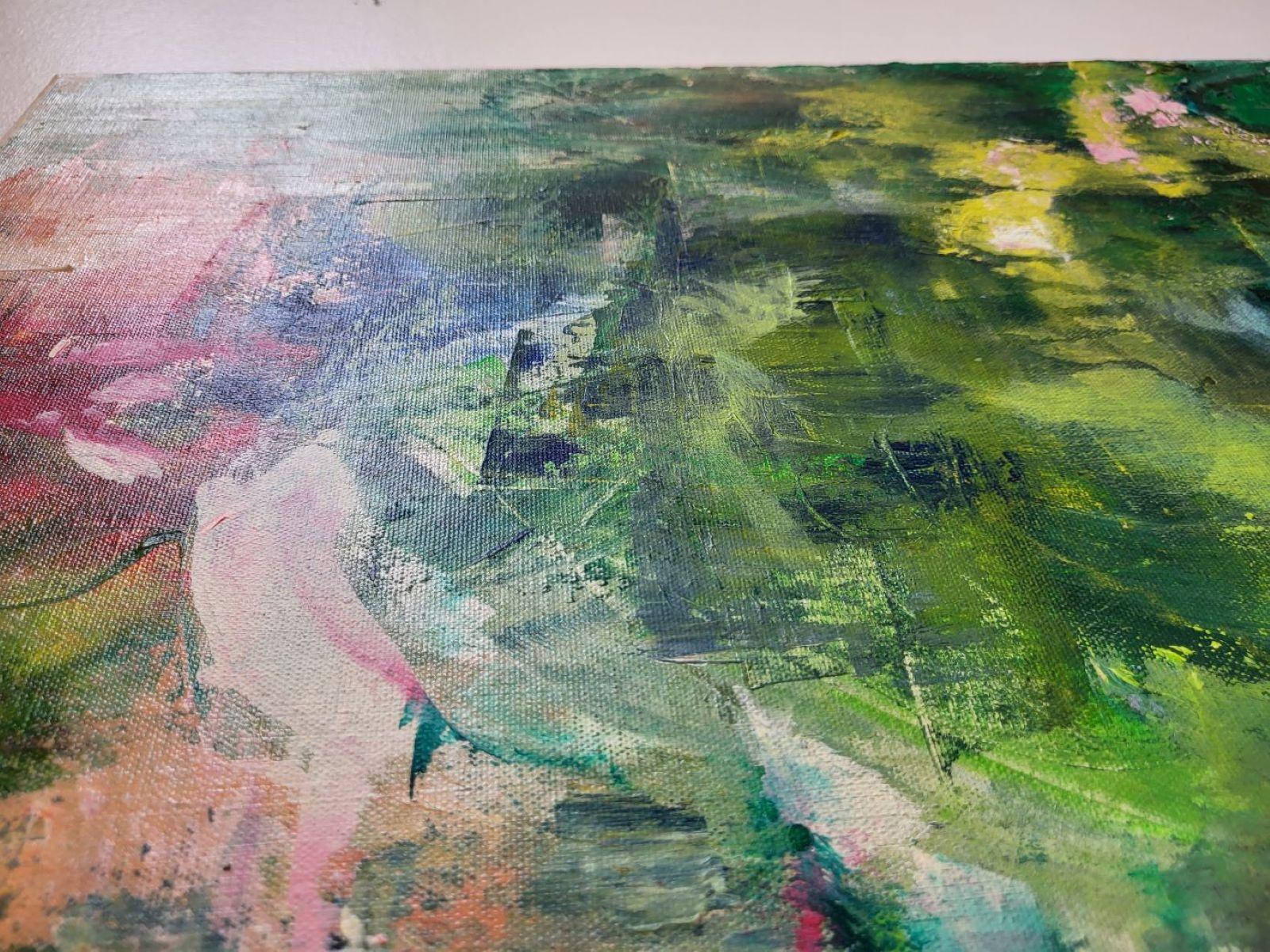 Dieses Kunstwerk ist eine lebhafte Erkundung von Farbe und Textur und lädt den Betrachter in eine abstrakte Landschaft ein. Das Stück wird von üppigem Grün dominiert und erweckt den Eindruck einer grünen Wildnis. Rosa und weiße Farbtöne durchziehen