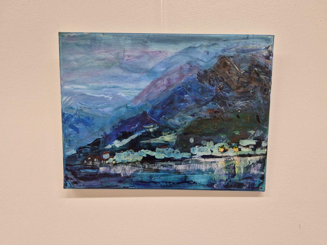 Dieses stimmungsvolle Kunstwerk fängt die ruhige Schönheit einer Berglandschaft ein, die in eine Palette von kühlen Blau- und Violetttönen gehüllt ist. Der Künstler mischt gekonnt Farben, um zerklüftete Gipfel darzustellen, die in einem nebligen,