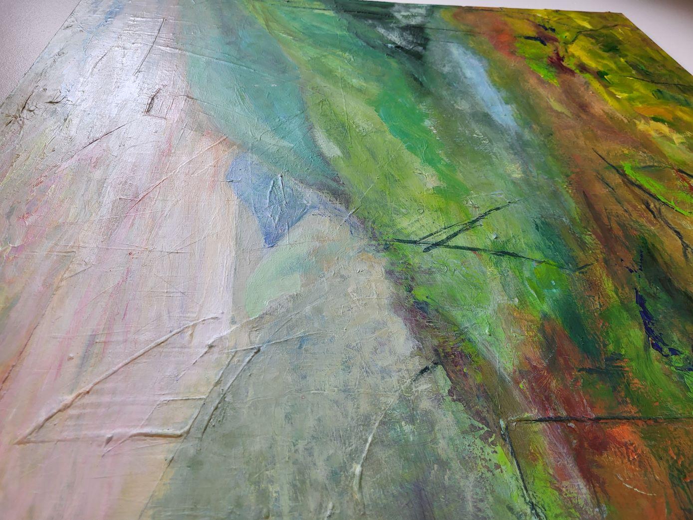 Dieses abstrakte Landschaftsgemälde strahlt mit seinen weichen Pinselstrichen und der gedämpften Farbpalette eine neblige, ätherische Qualität aus. Dominiert von Grün-, Braun- und Blautönen, erinnert es an eine ruhige, von sanftem Nebel umhüllte