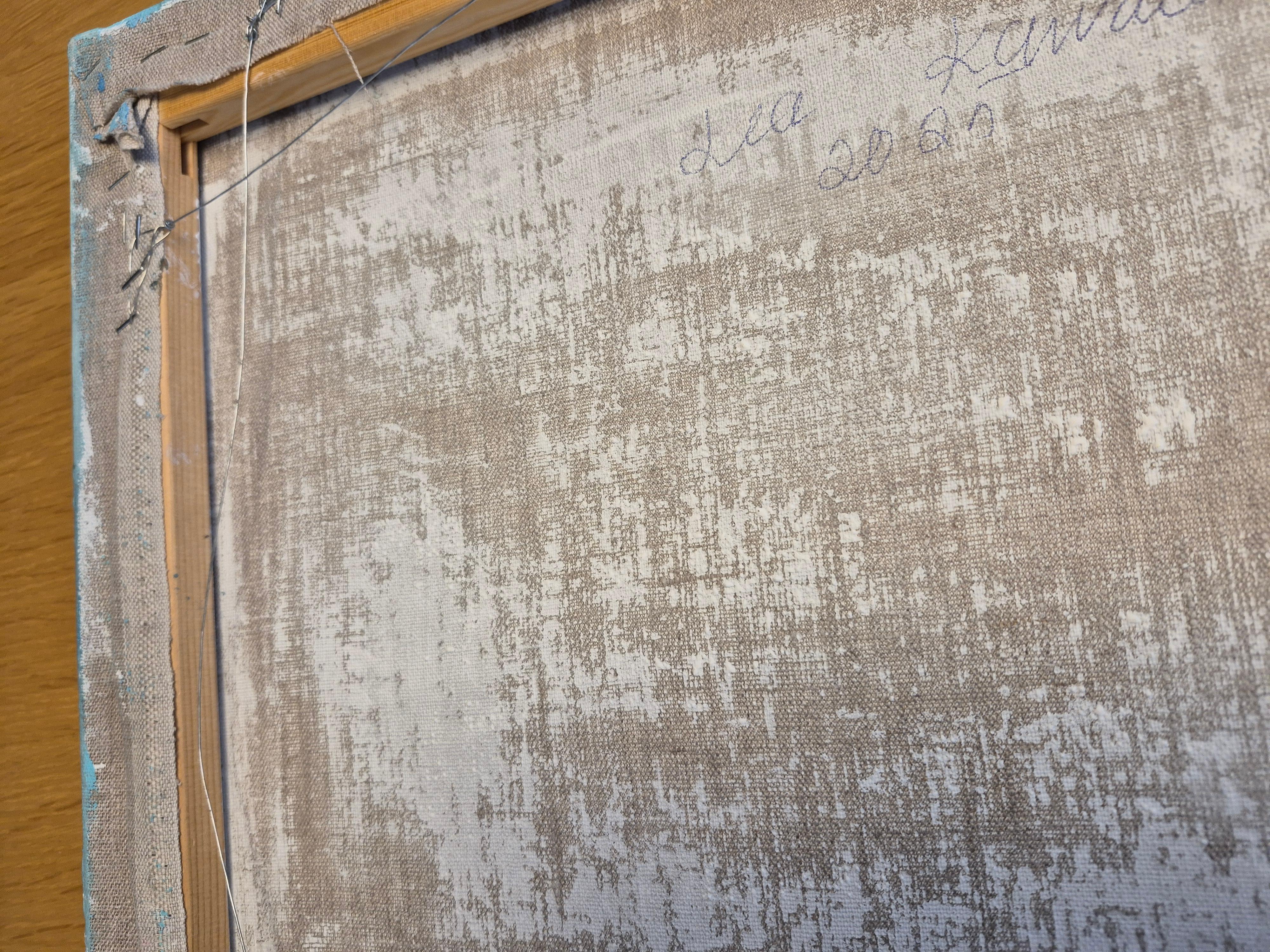 Dieses pulsierende und rätselhafte Kunstwerk strotzt vor Leben und zieht den Betrachter in eine surreale und vielschichtige Szene hinein. Eine hypnotisierende Farbmischung aus kräftigen Rottönen, tiefen Blautönen und warmen Goldtönen zieht die