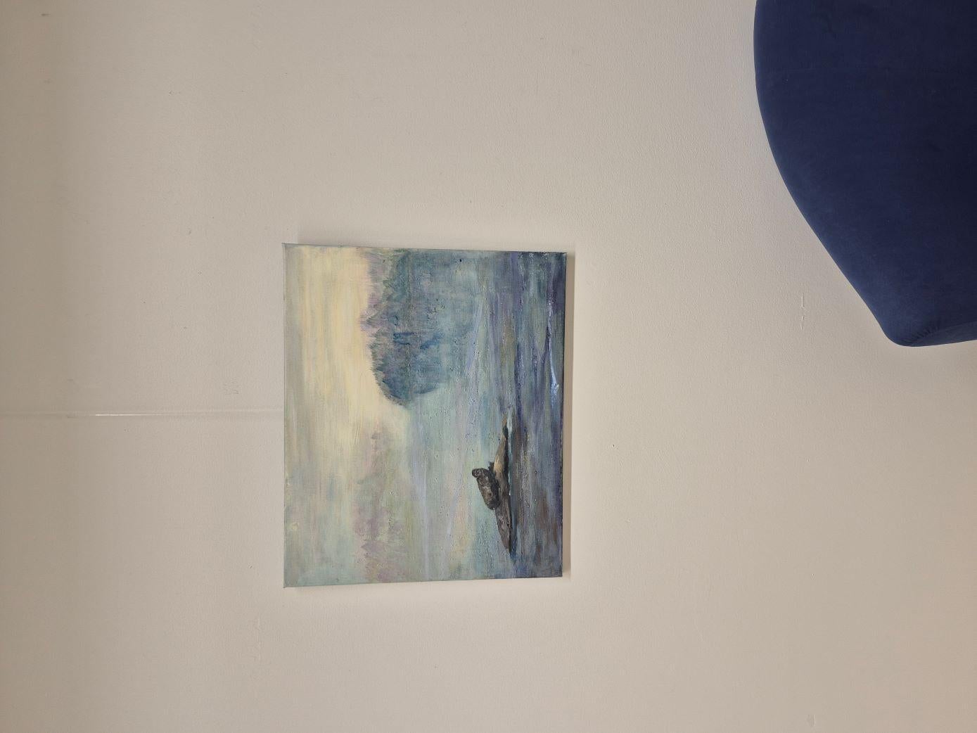 Dieses Kunstwerk zeigt eine ruhige, in Nebel gehüllte Wasserlandschaft, in der sanfte Blau-, Grau- und Lavendeltöne nahtlos ineinander übergehen und eine friedliche Atmosphäre schaffen. Eine einsame Robbe, die auf einem Felsen thront, wird zum