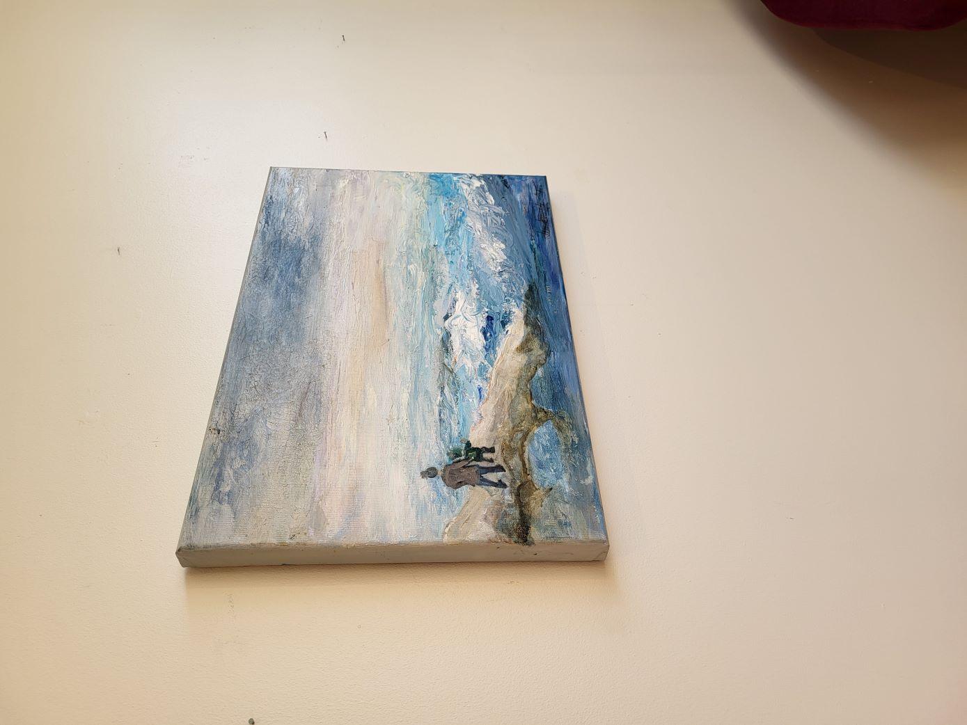 Dieses Kunstwerk fängt eine ergreifende Meereslandschaft ein, die von stürmischen Wellen dominiert wird, die gegen schroffe Klippen schlagen. Eine einsame Gestalt steht auf einem Felsvorsprung und blickt mit nachdenklicher Haltung in die Weite des