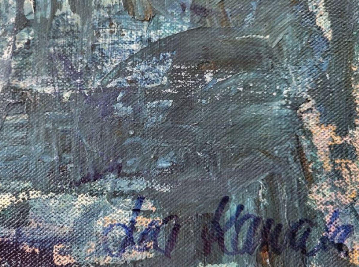 Dieses Kunstwerk fängt meisterhaft eine impressionistische Stadtlandschaft ein, die in einen ruhigen blauen Farbton gehüllt ist. Die Szene vermittelt ein Gefühl von heiterem Chaos, mit abstrakten Formen, die an hoch aufragende Gebäude erinnern,