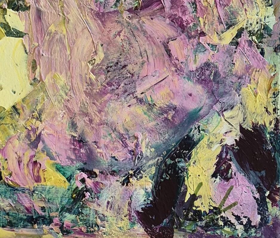 Dieses Kunstwerk ist eine lebhafte Erkundung von Farbe und Textur und zeigt eine dynamische Interaktion zwischen kräftigen Gelbtönen und zarten Rosatönen. Die Verwendung von dicken, ausdrucksstarken Pinselstrichen erzeugt ein Gefühl von Energie und