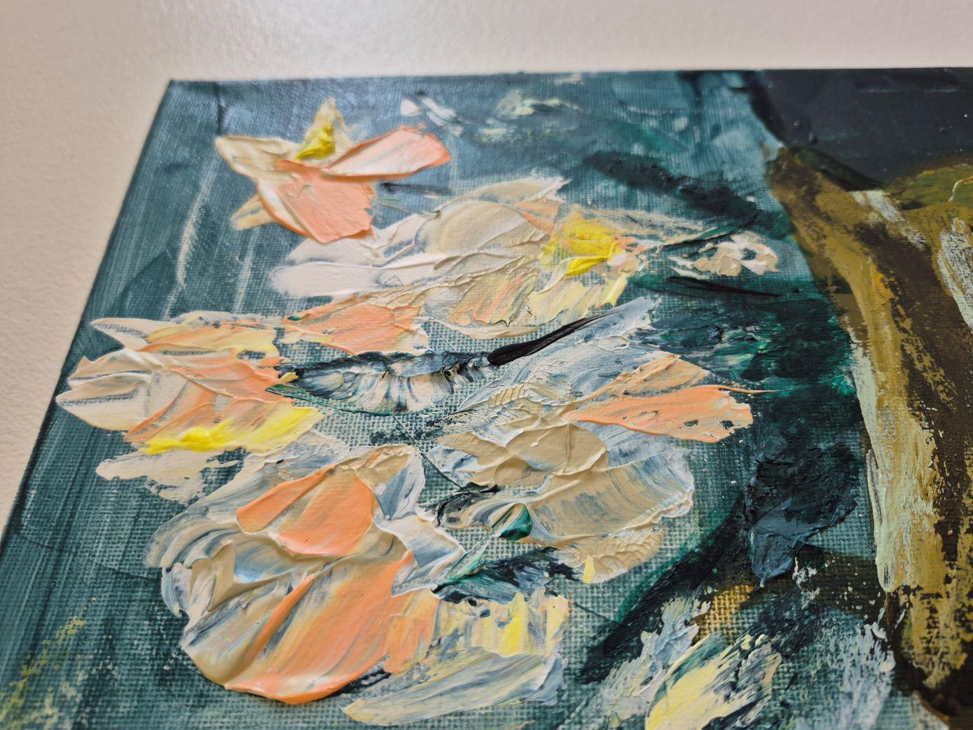 Ulla's Blumen (Grau), Still-Life Painting, von Lea Karvala